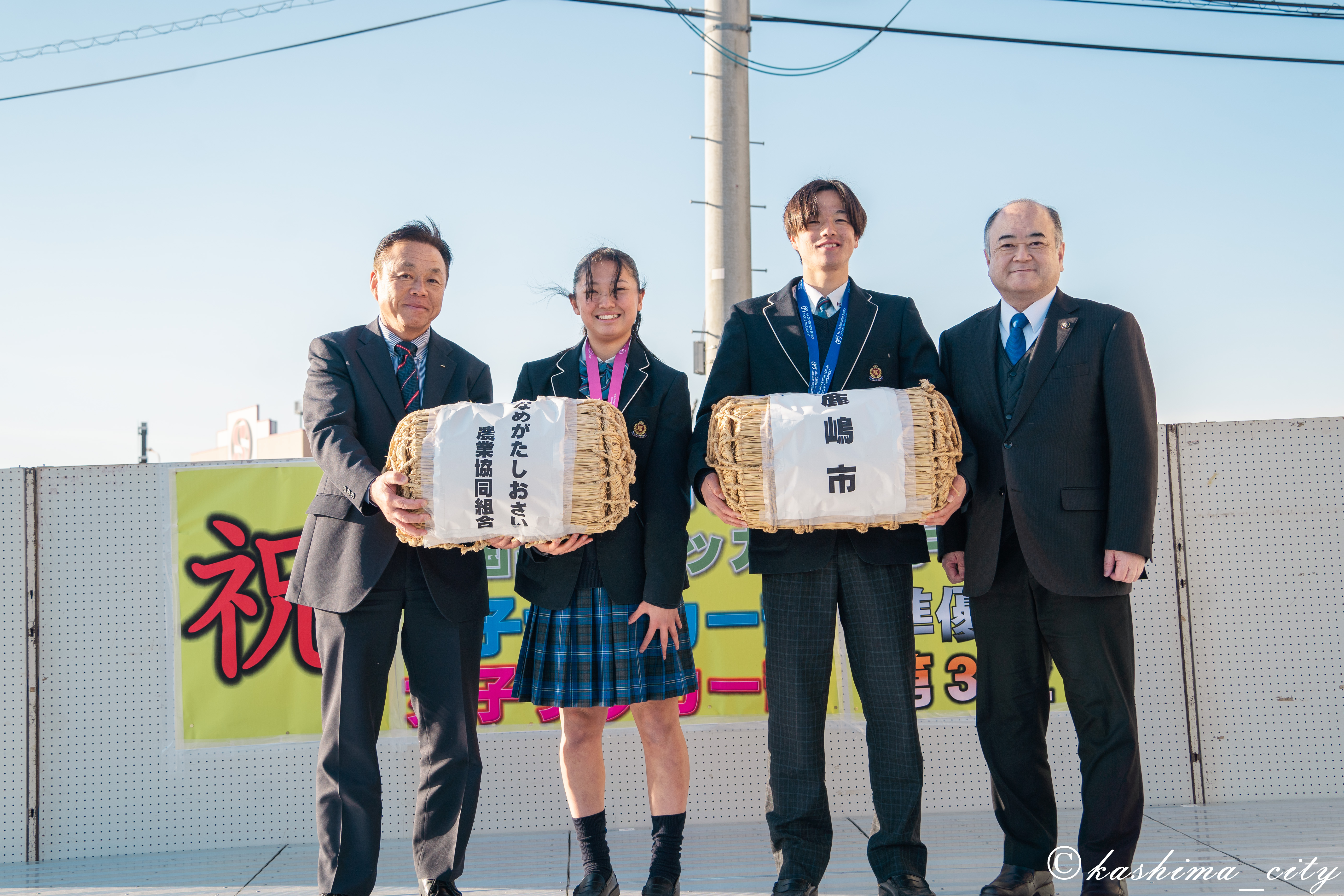 贈呈品のお米を受け取る宿野部選手齋藤選手