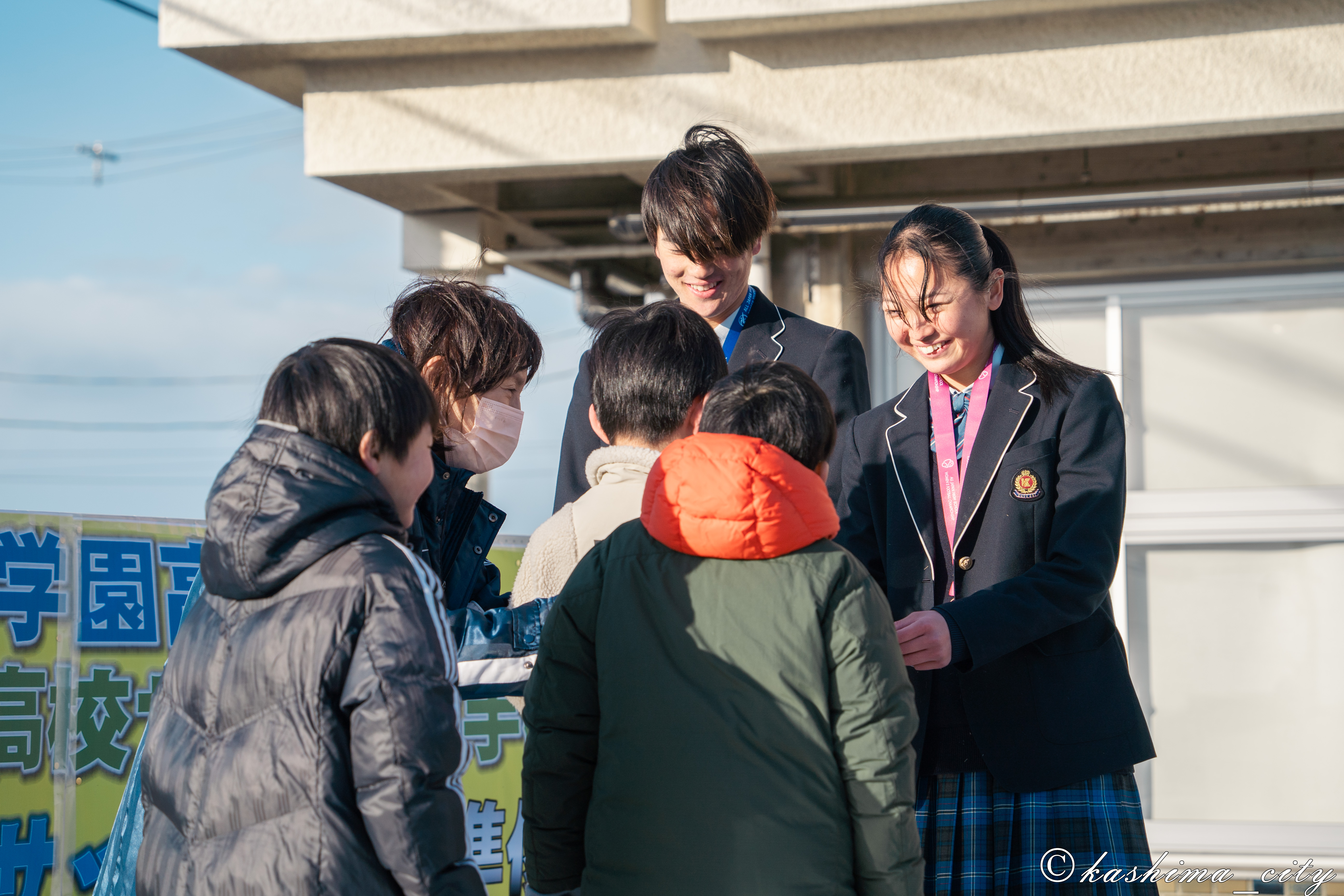 地元の小学生から手紙を受け取る齋藤主将と宿野部主将