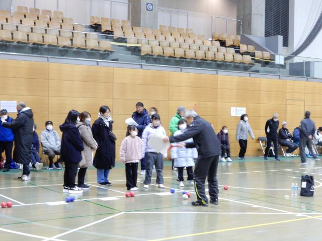 選手の子ども達がルールを教わっている様子。