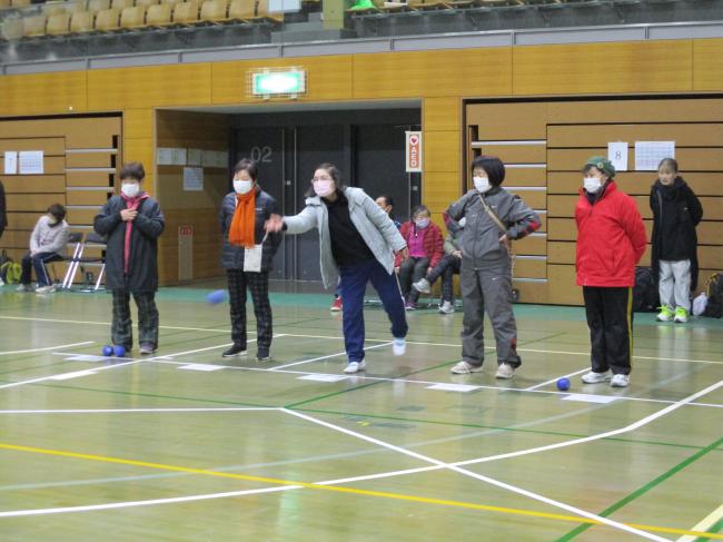 ボールを投げている様子。