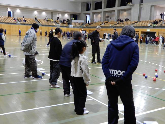 試合をする子ども達の様子。