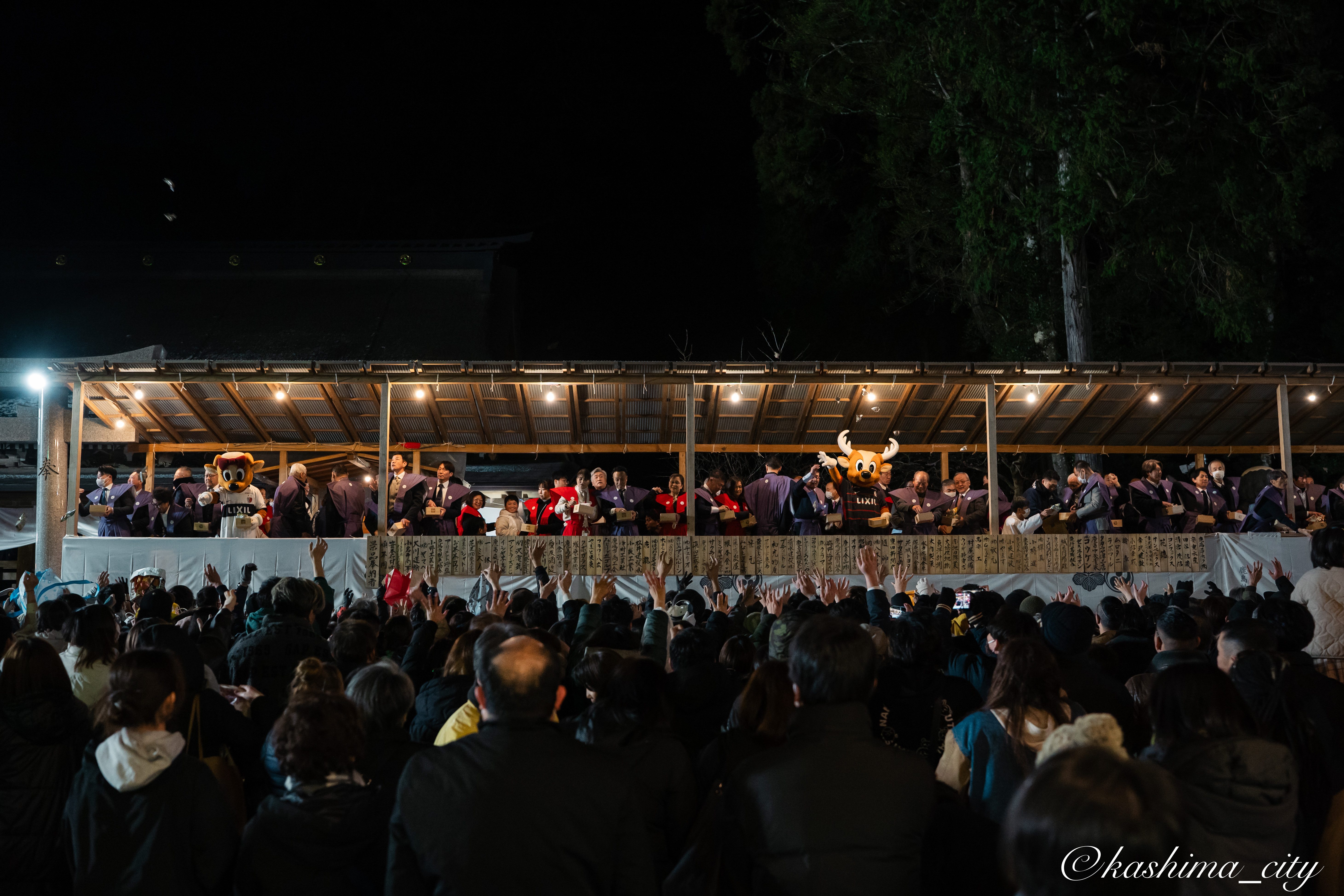 令和８年節分祭で福豆が撒かれる様子