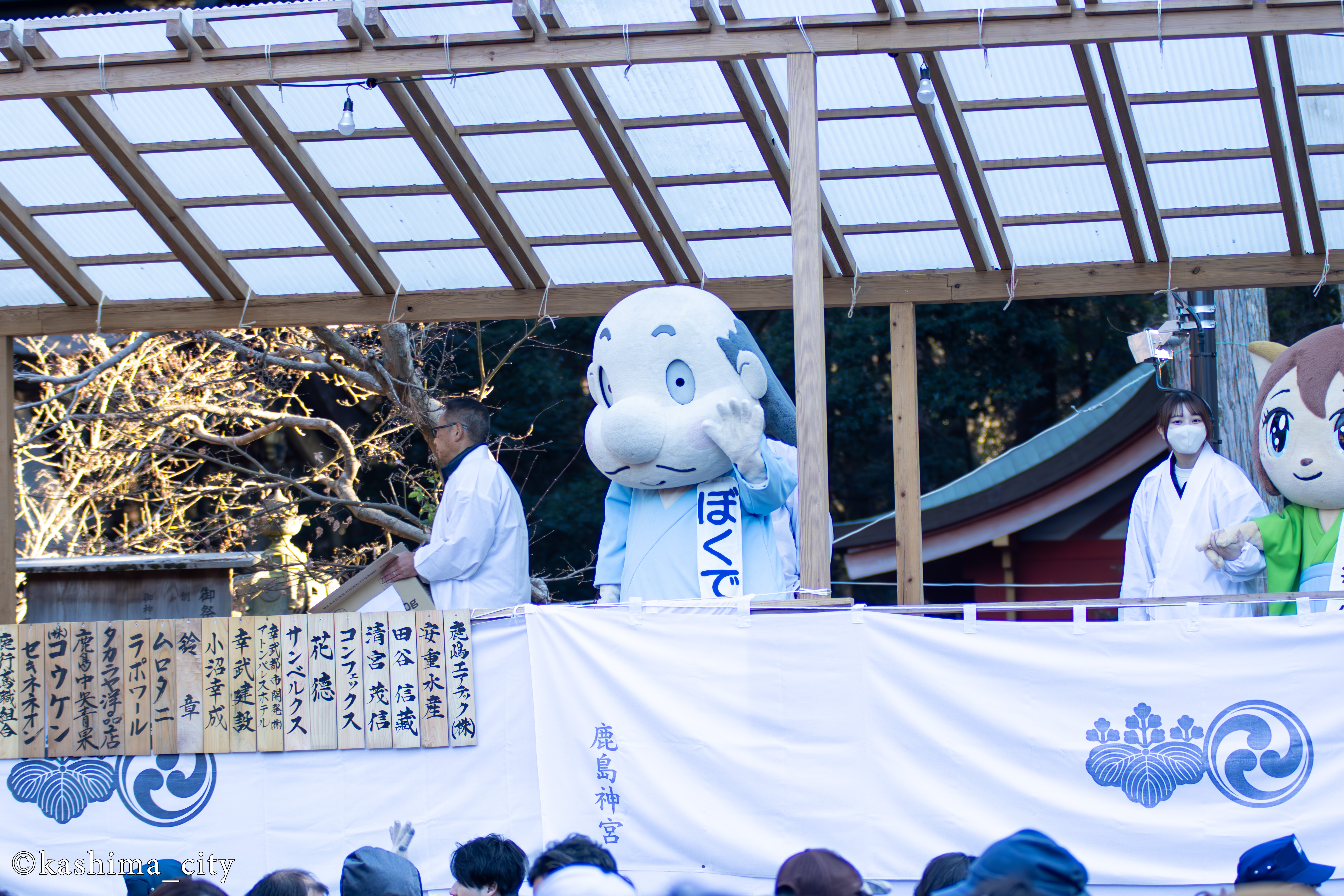 手を振るぼくでんくんとナスカちゃん