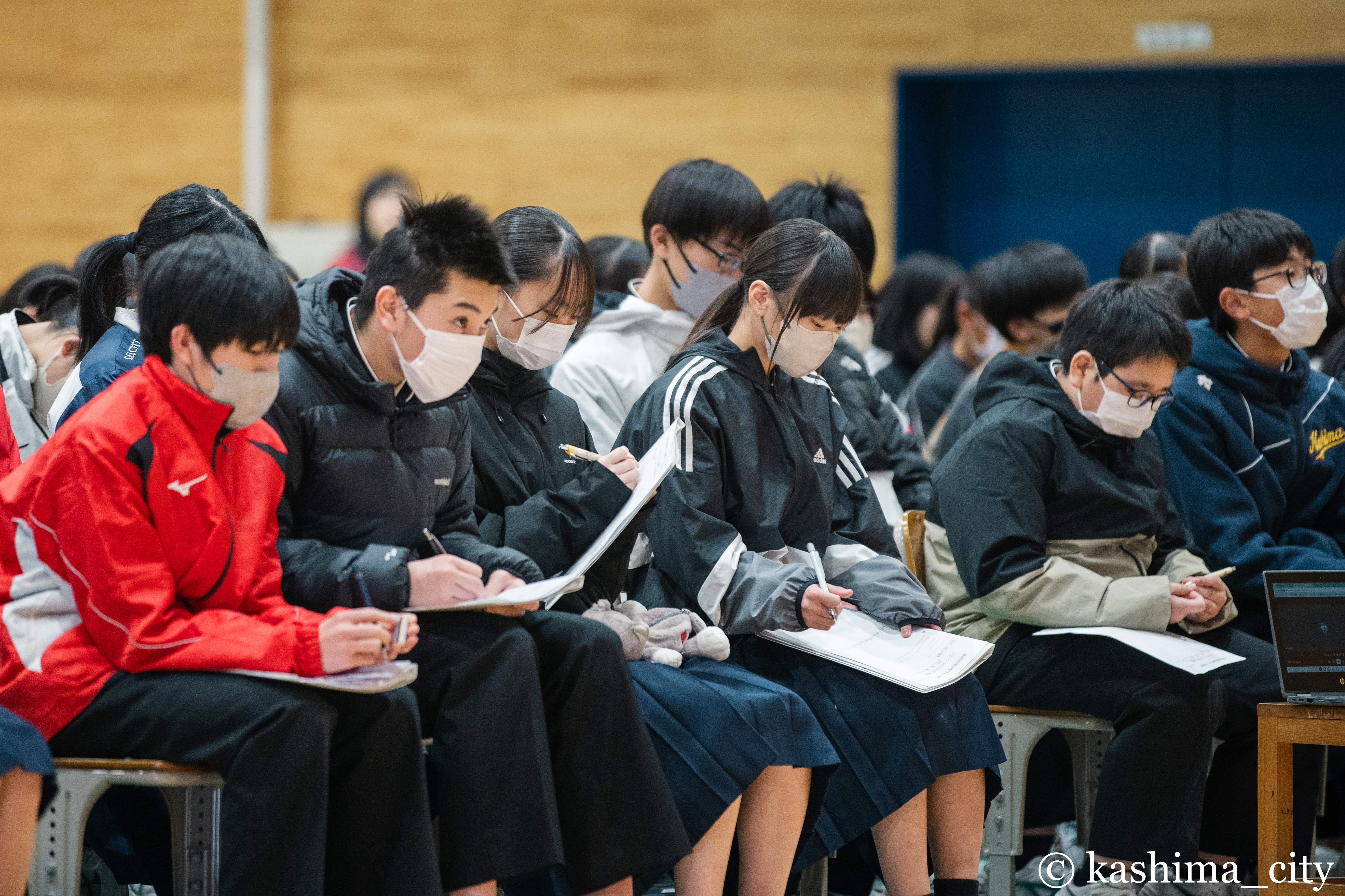 真剣に話を聞く子どもたち