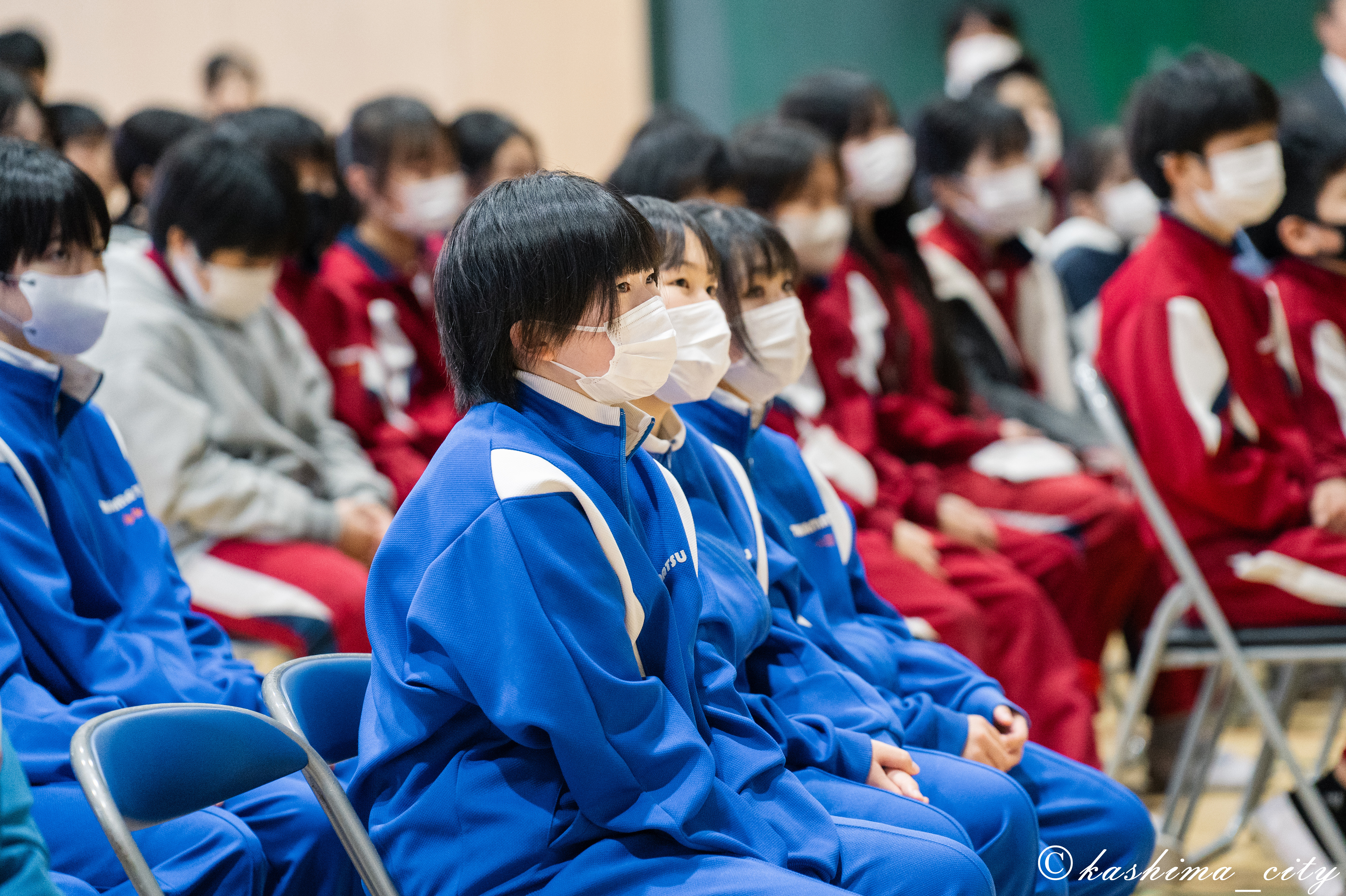 真剣に耳を傾ける生徒たち