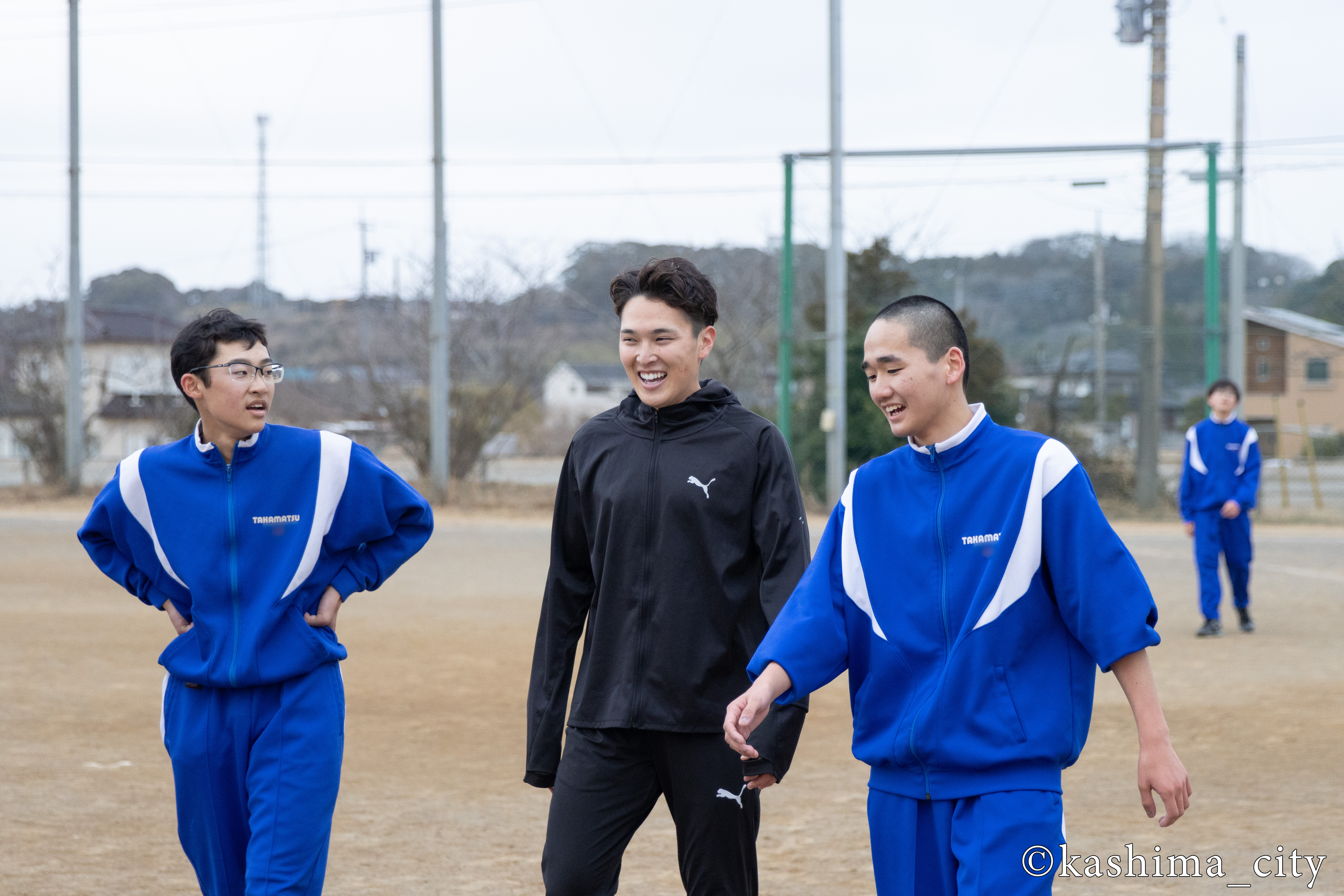 笑顔で交流する大沼さんと生徒たち