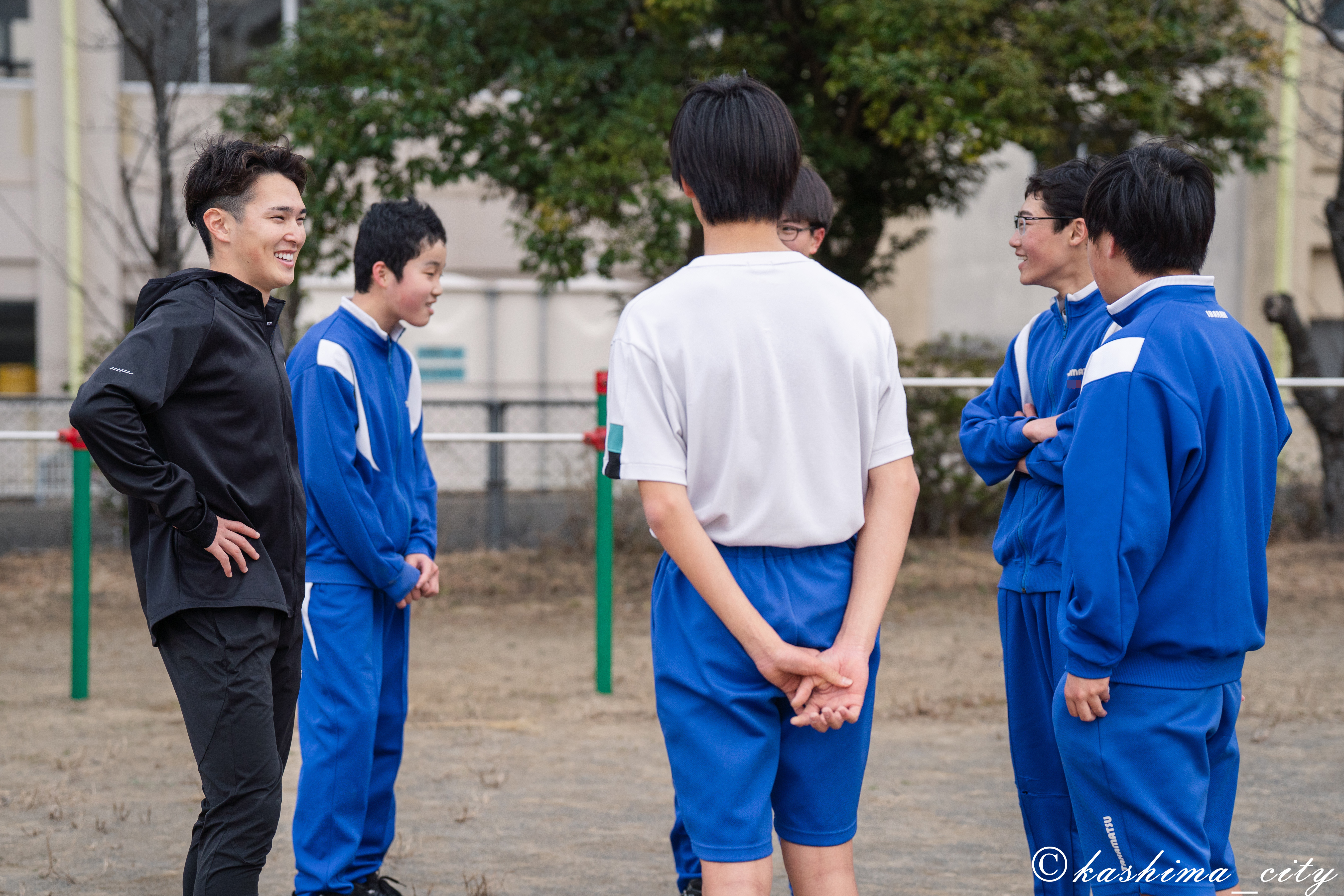 笑顔で交流する大沼さんと生徒たち