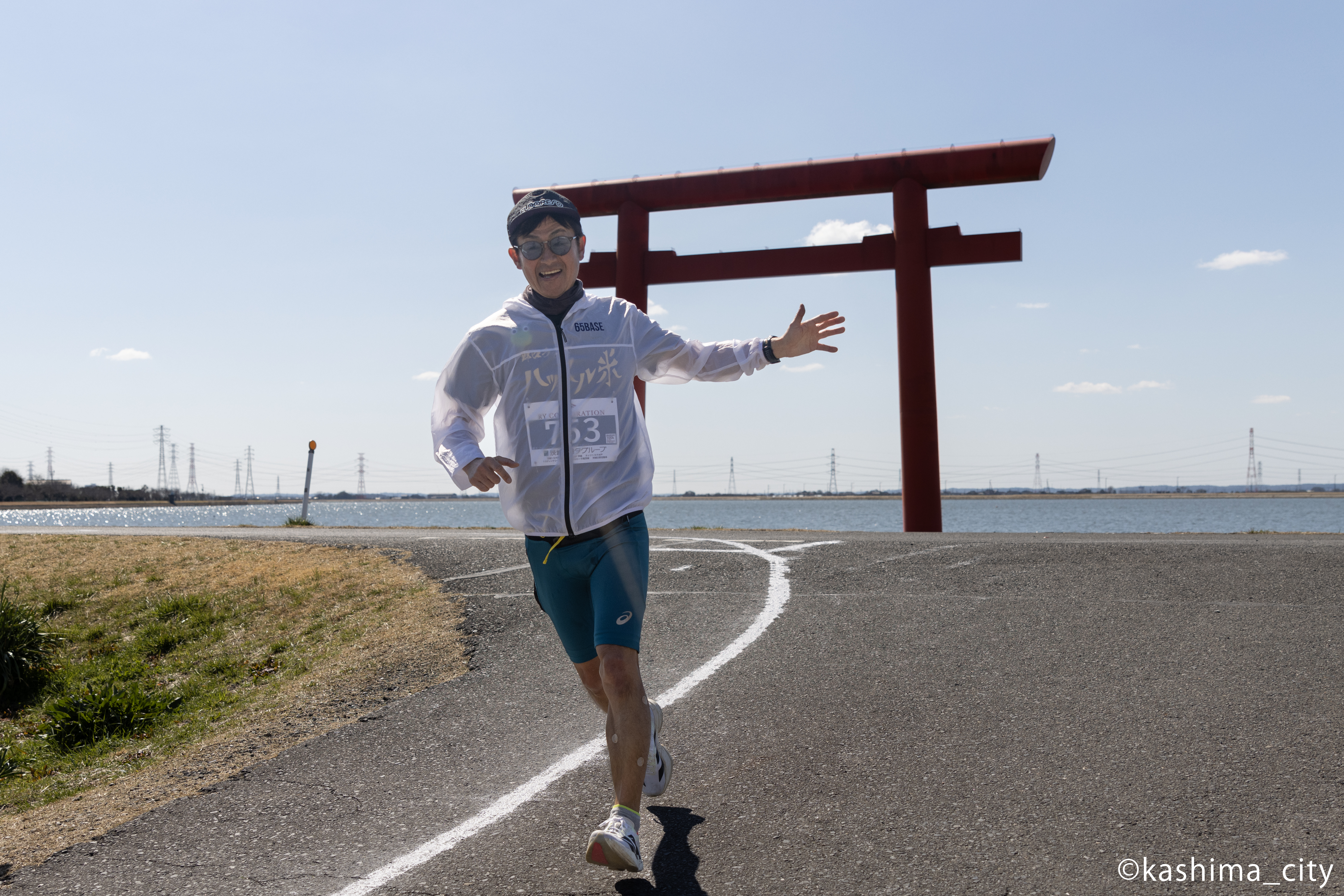 沿道の声援に応える男性