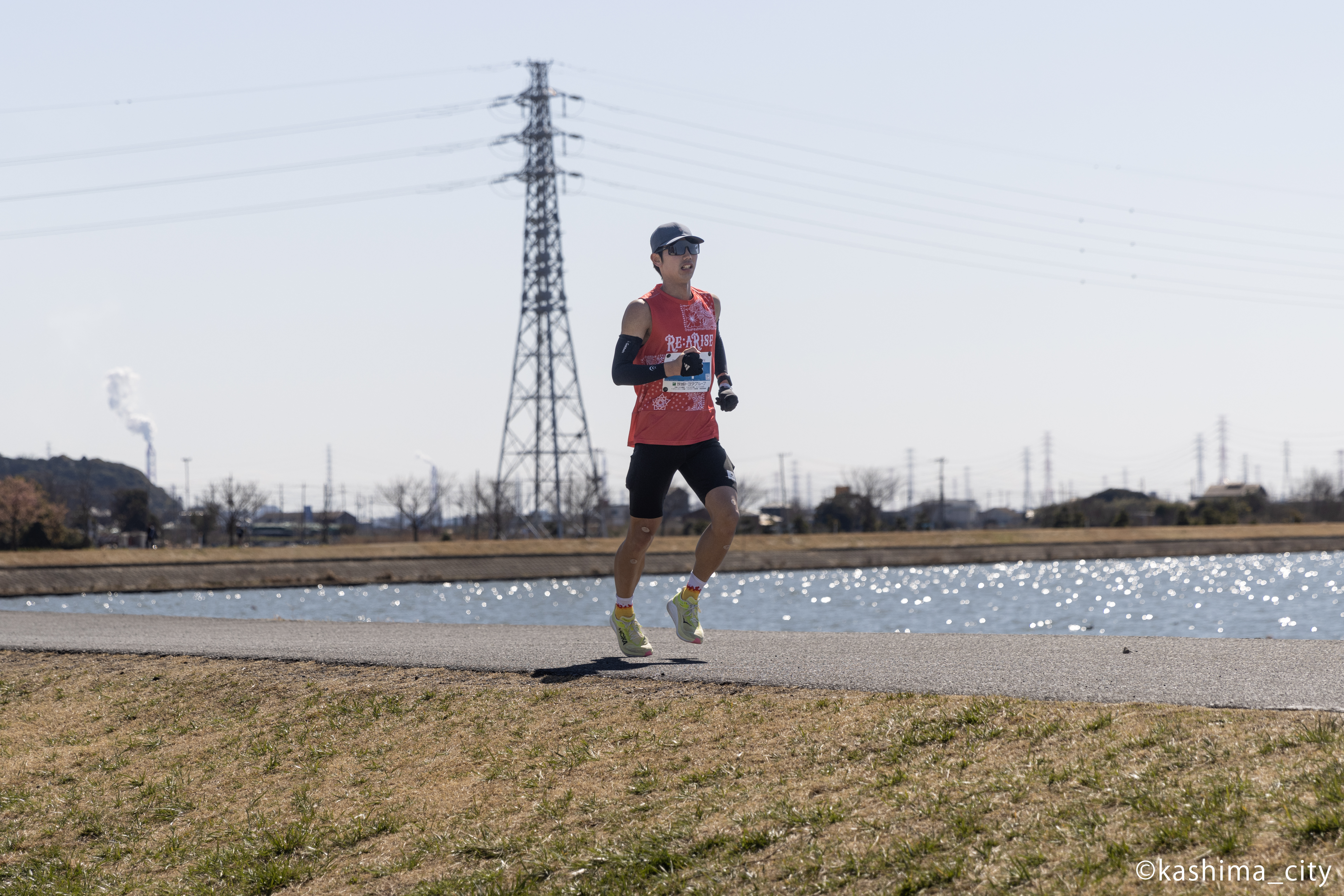 湖岸沿いを走る男性