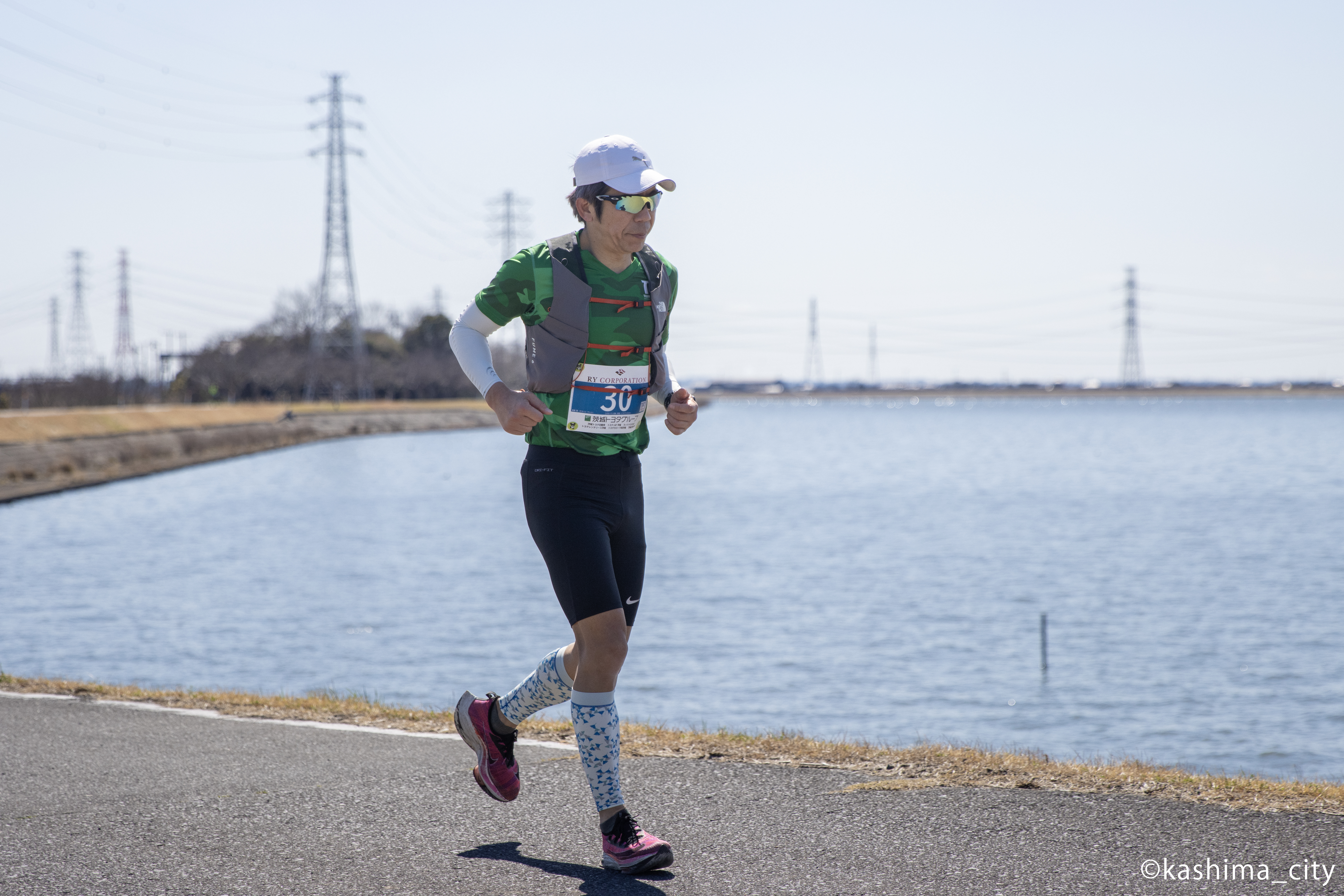 湖岸沿いを走る男性