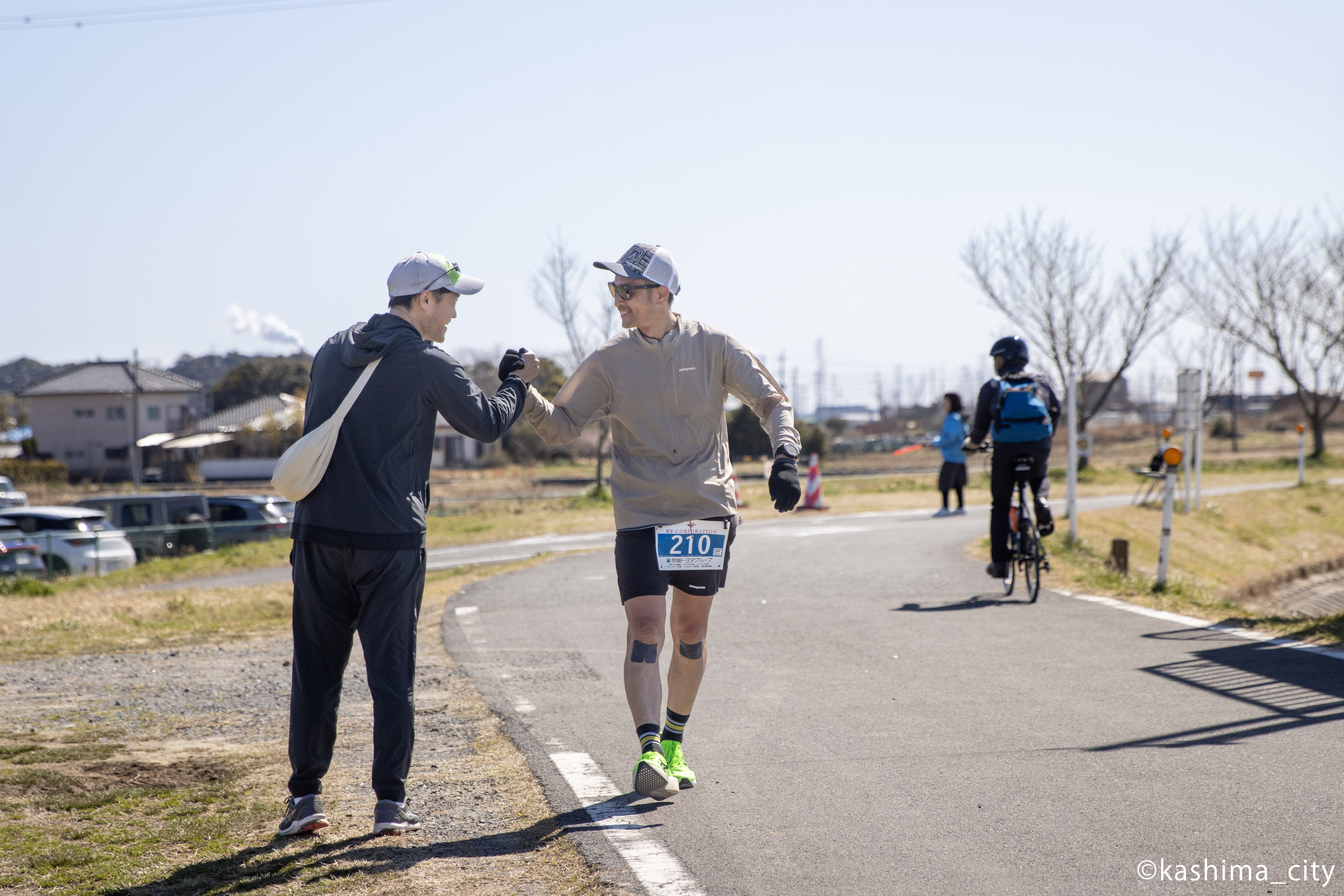 応援に来た知人と手を取り合う男性
