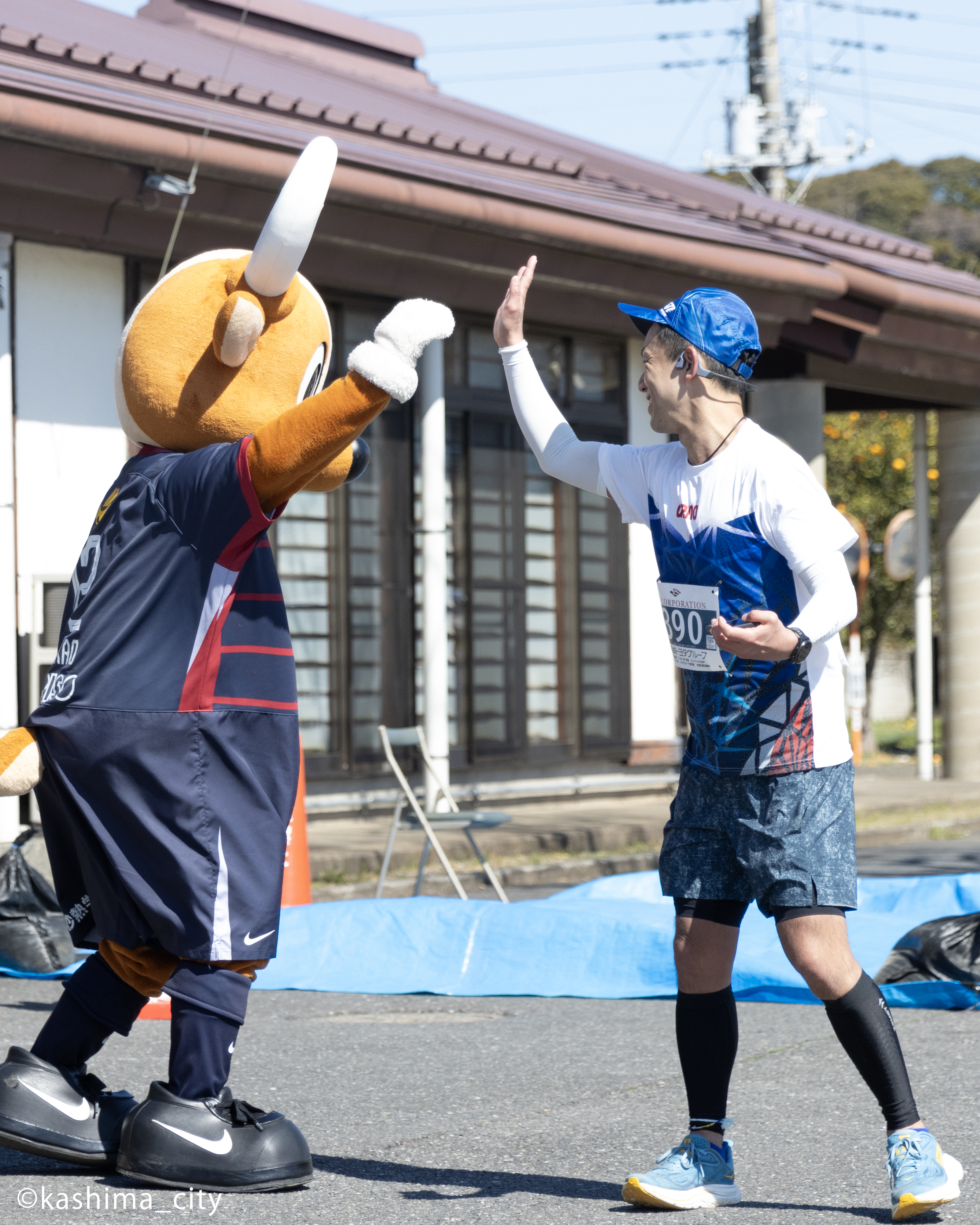 ランナーとハイタッチする「しかお」