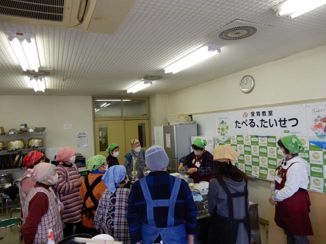 トルティーヤの生地をこね方を教えてもらっている写真