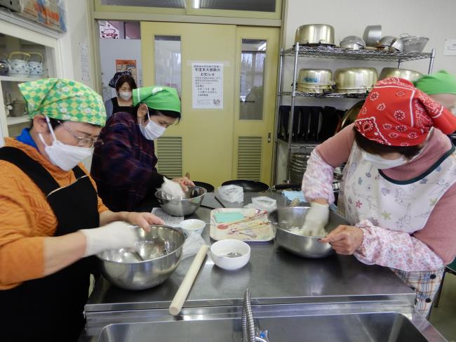 こねている写真1