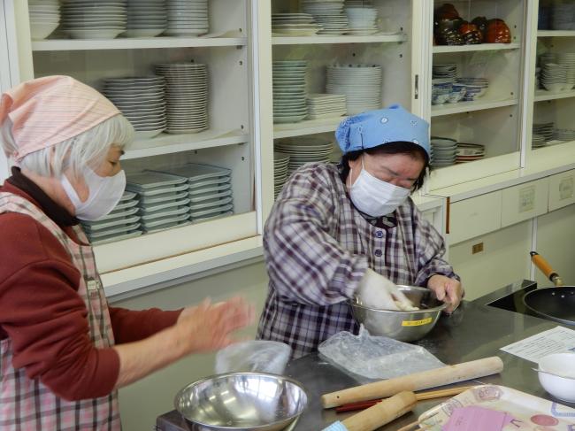 こねている写真3