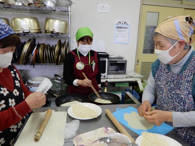 生地を伸ばしている写真3