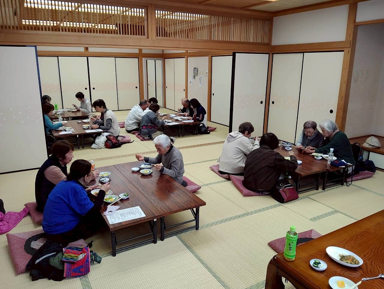 ウォーキング反省会後の食事の様子