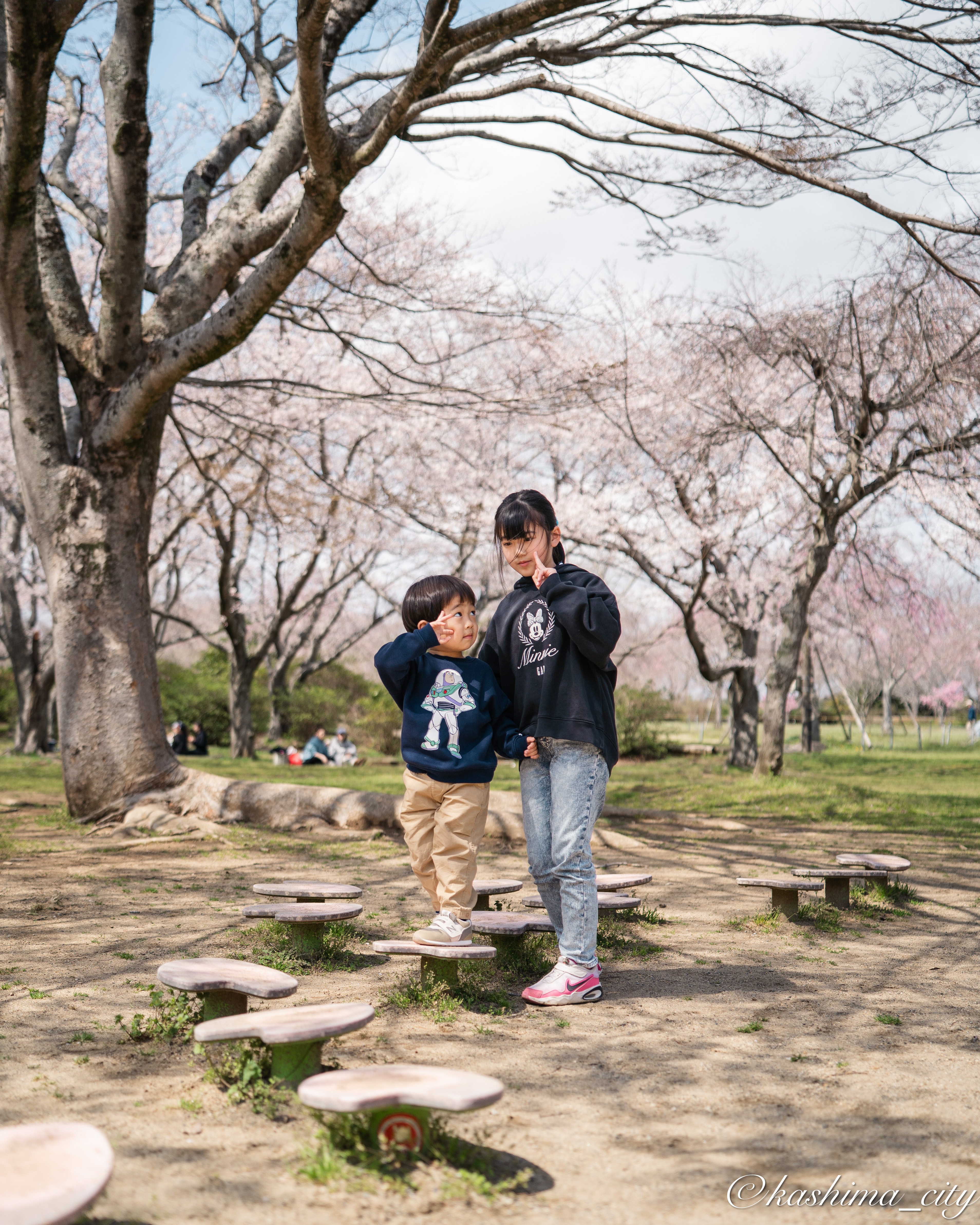 桜の遊具で遊ぶお子さん