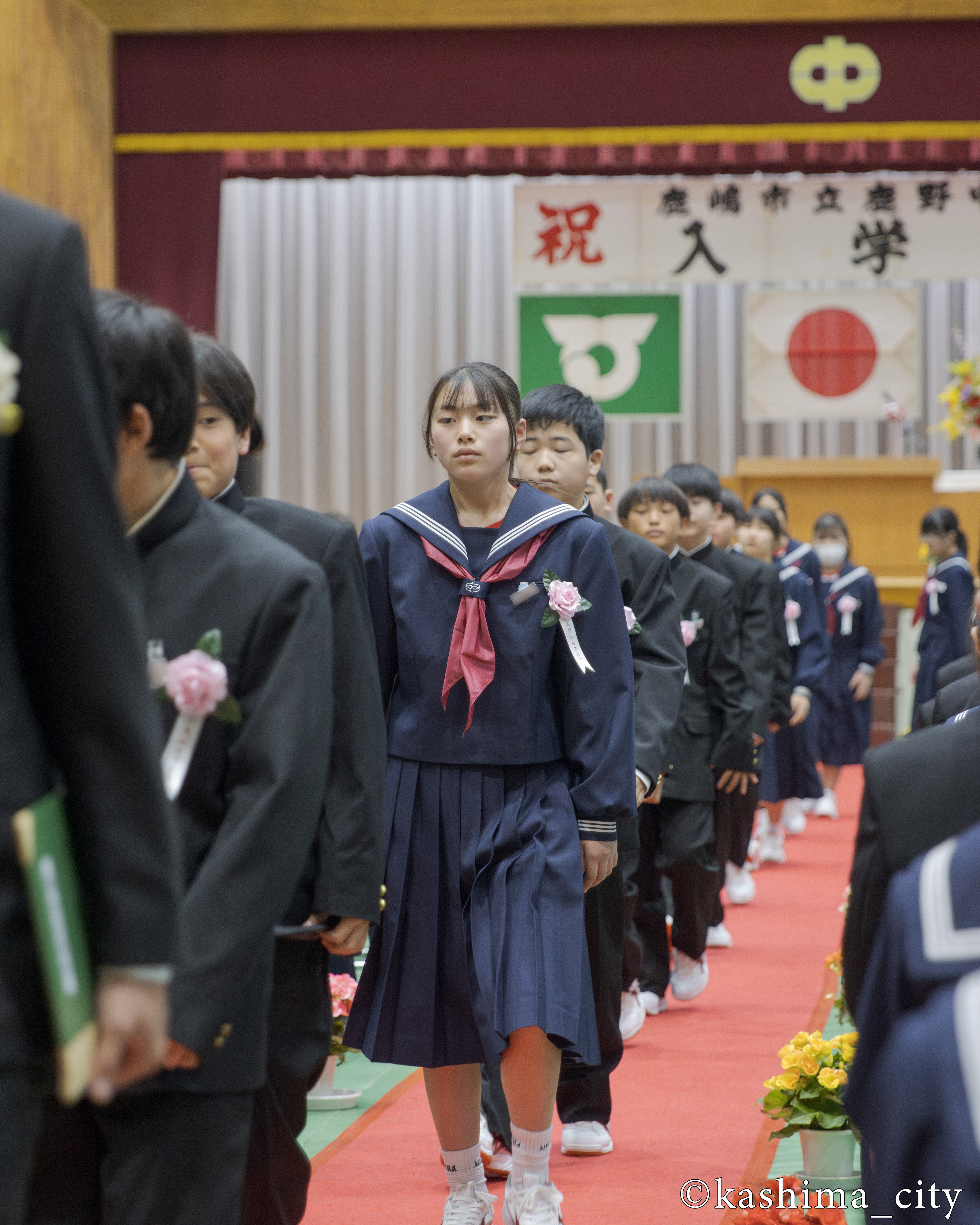 退場をする女子生徒②