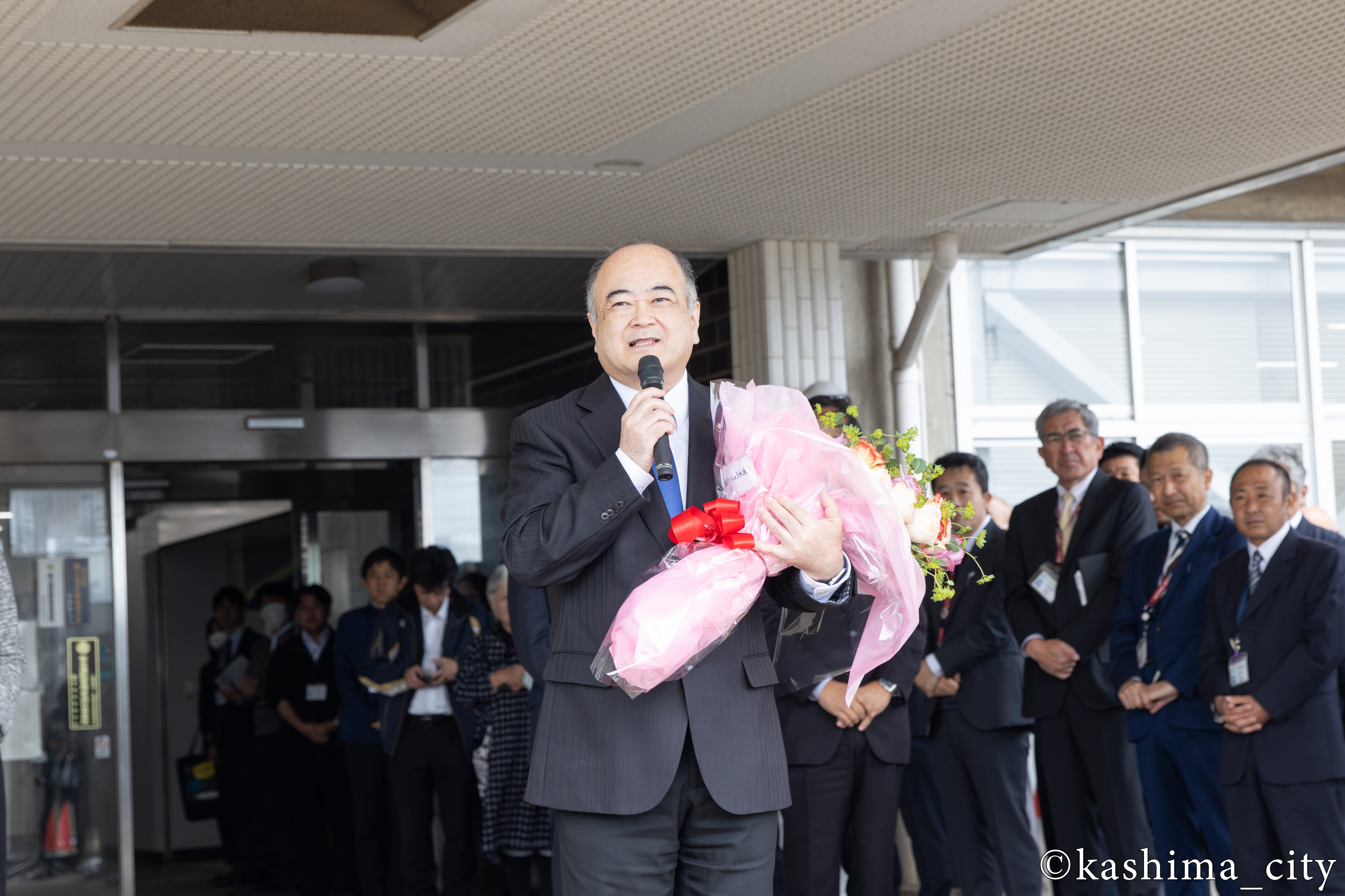 初登庁にあたりあいさつする田口市長