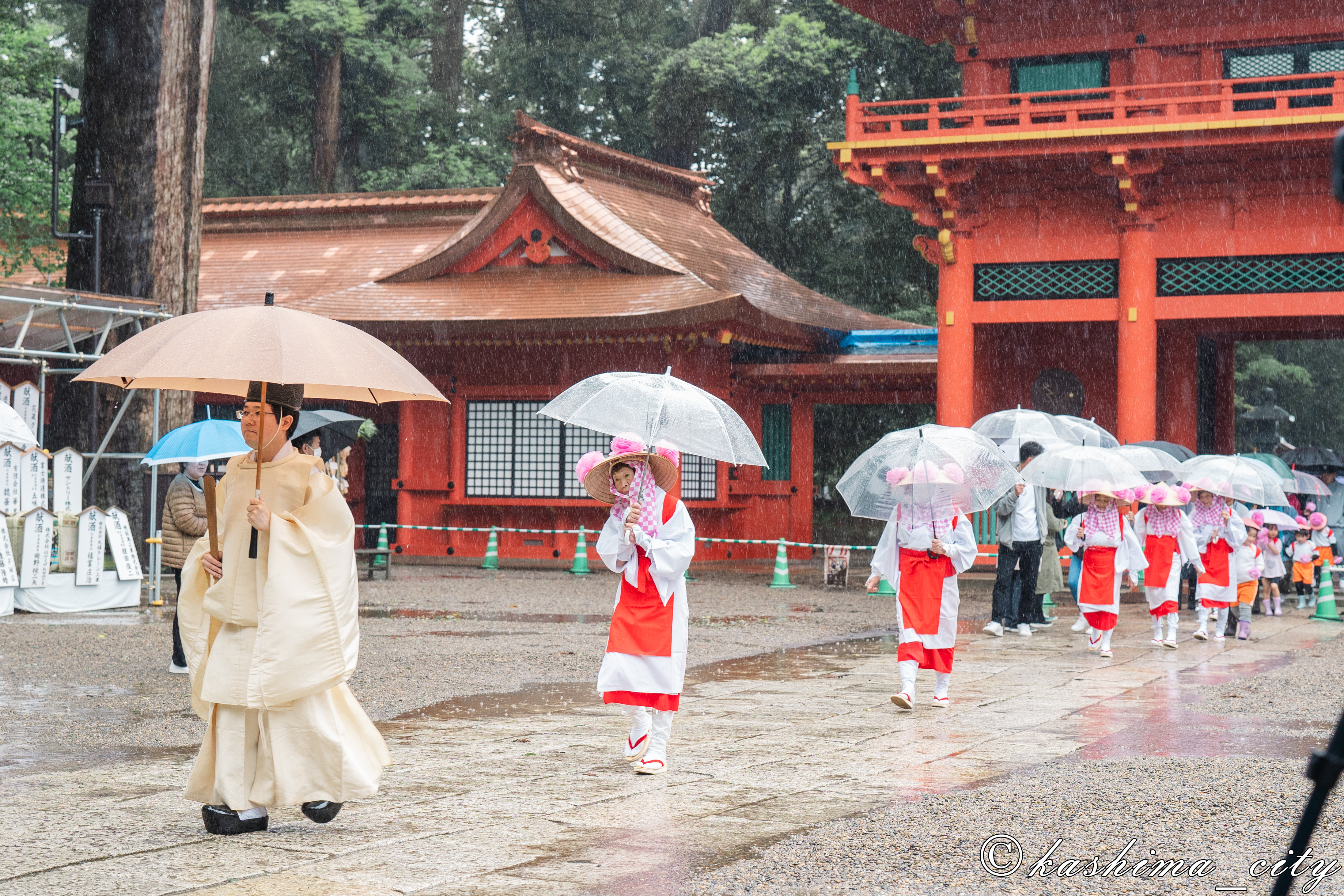 御田植祭 境内への入場の様子