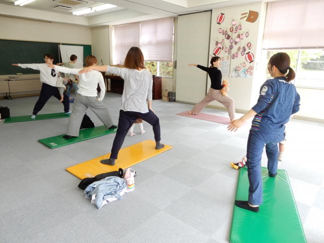 ヨガをしている写真