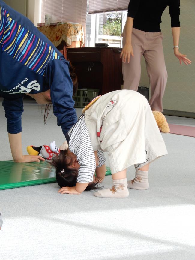 お母さんの真似をしている子供の写真