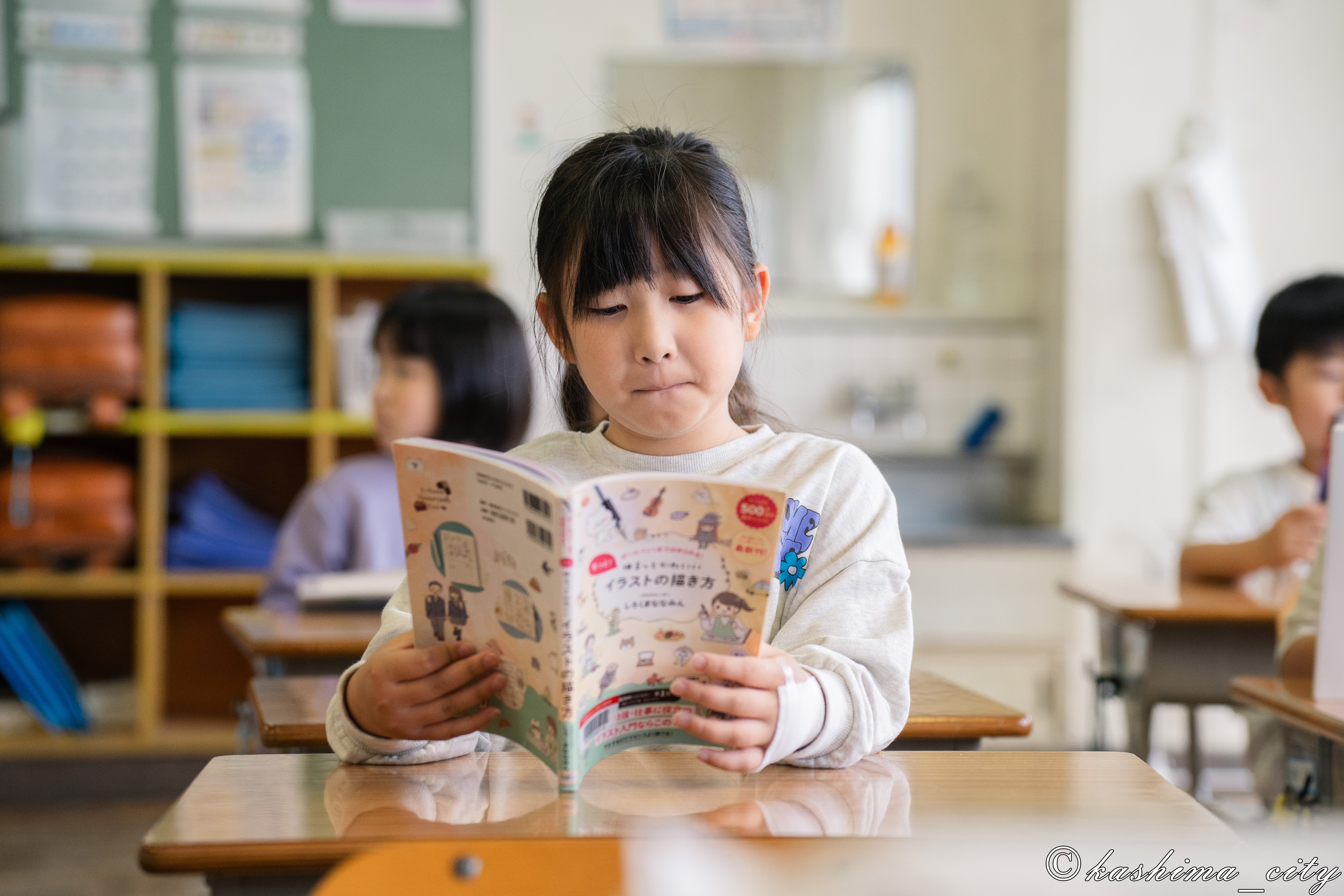 朝の読書タイムに取り組む児童たち