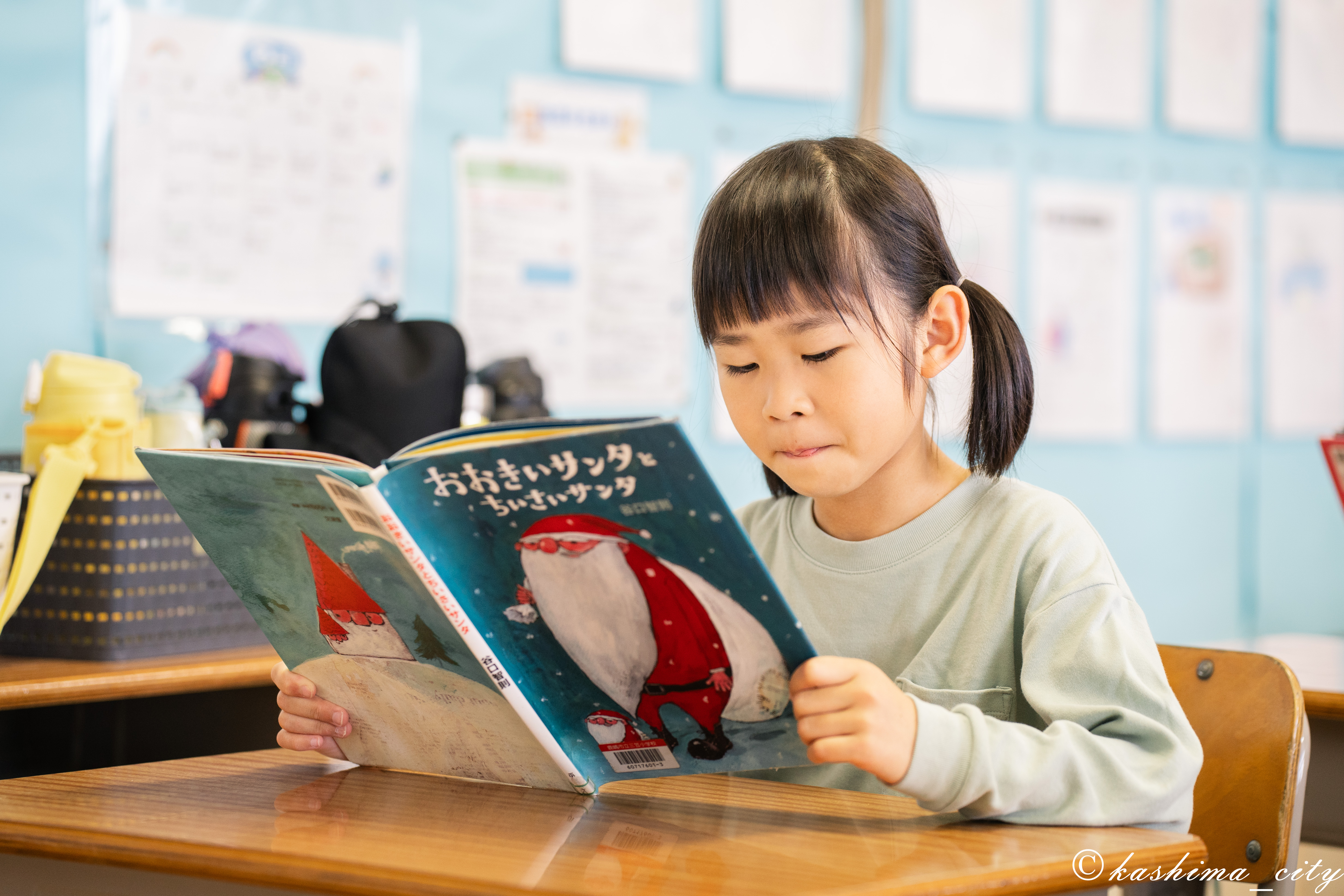 朝の読書タイムに取り組む児童たち