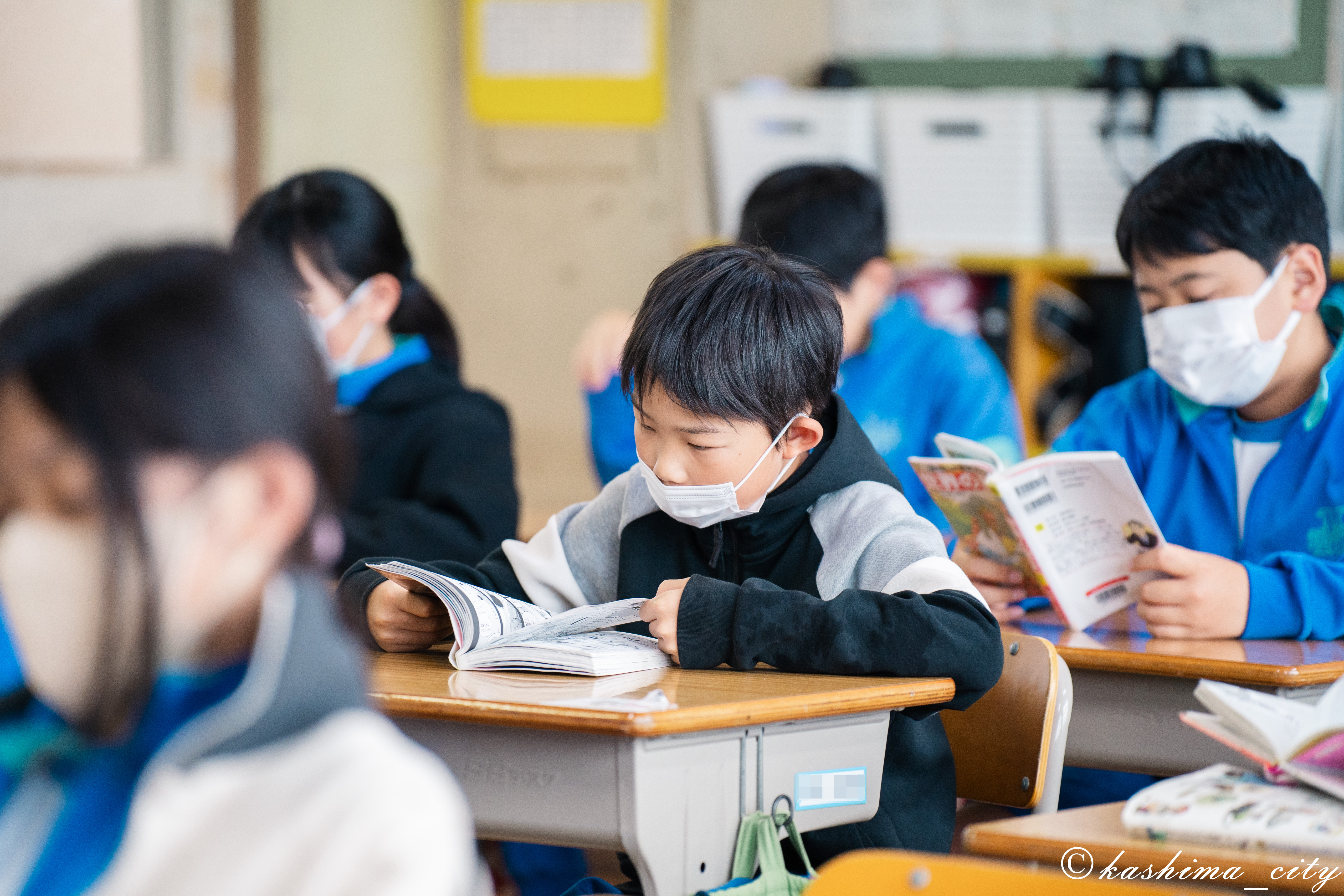 朝の読書タイムに取り組む児童たち