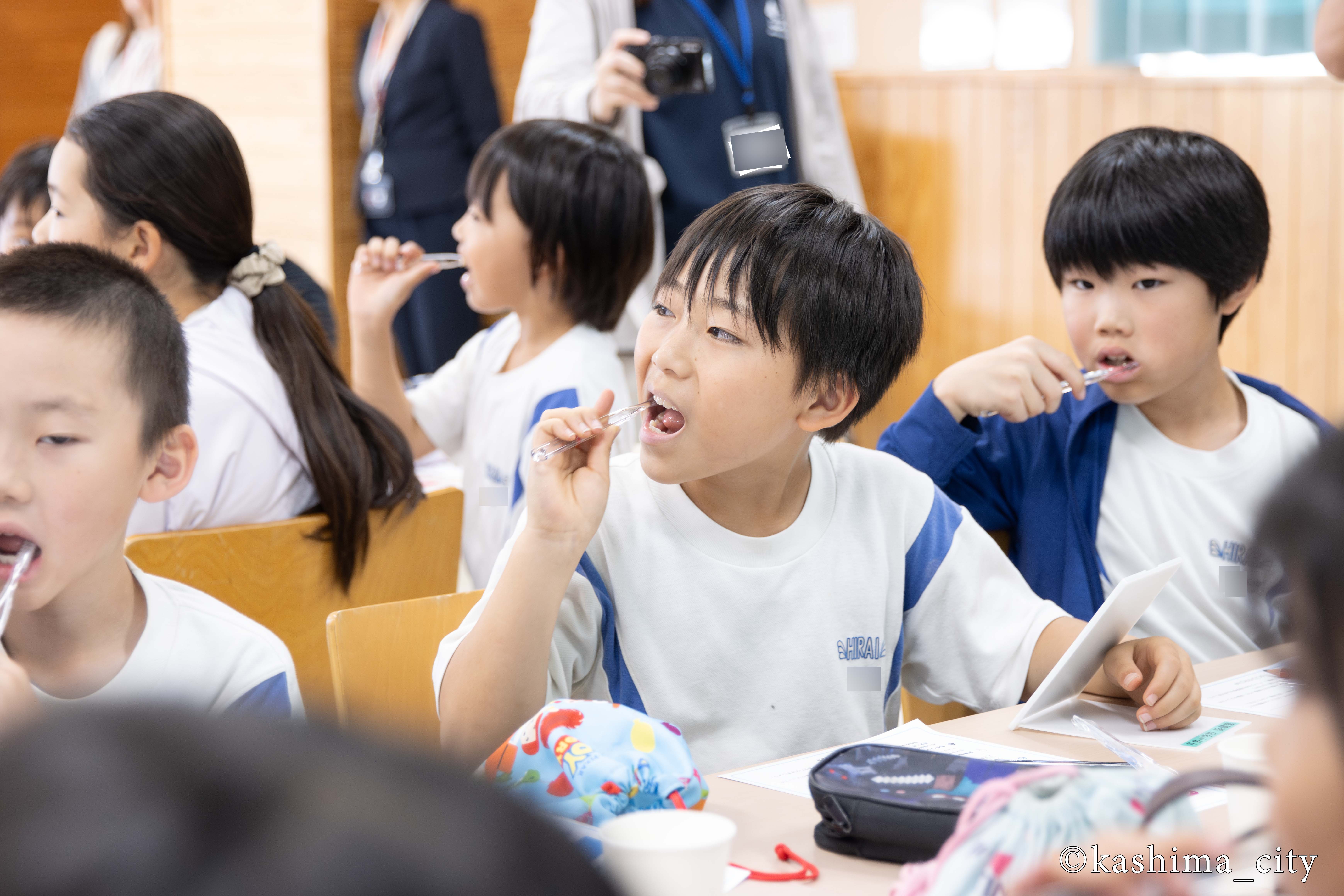 歯磨きを実践する男子児童