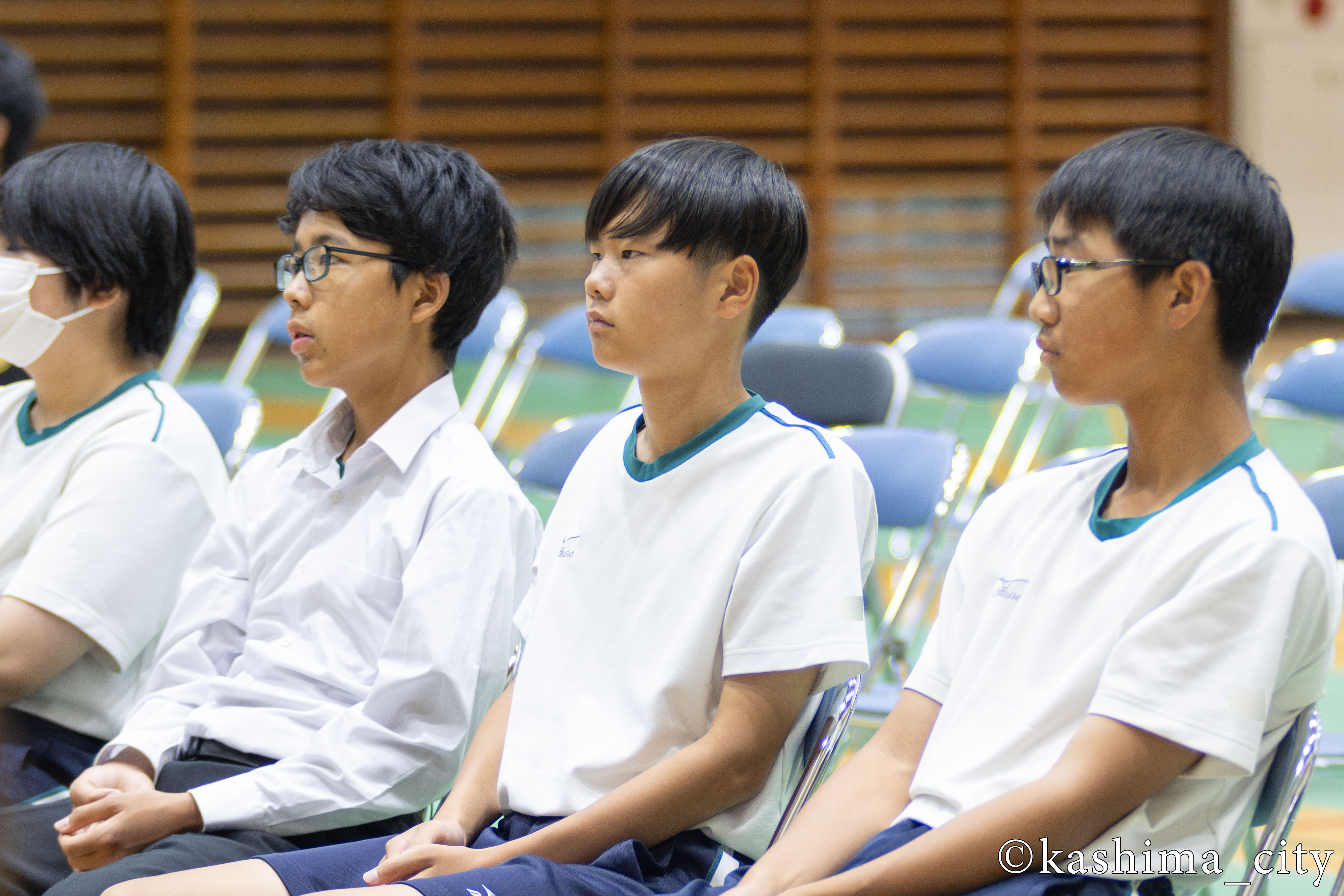 講師の話を聞く男子生徒たち