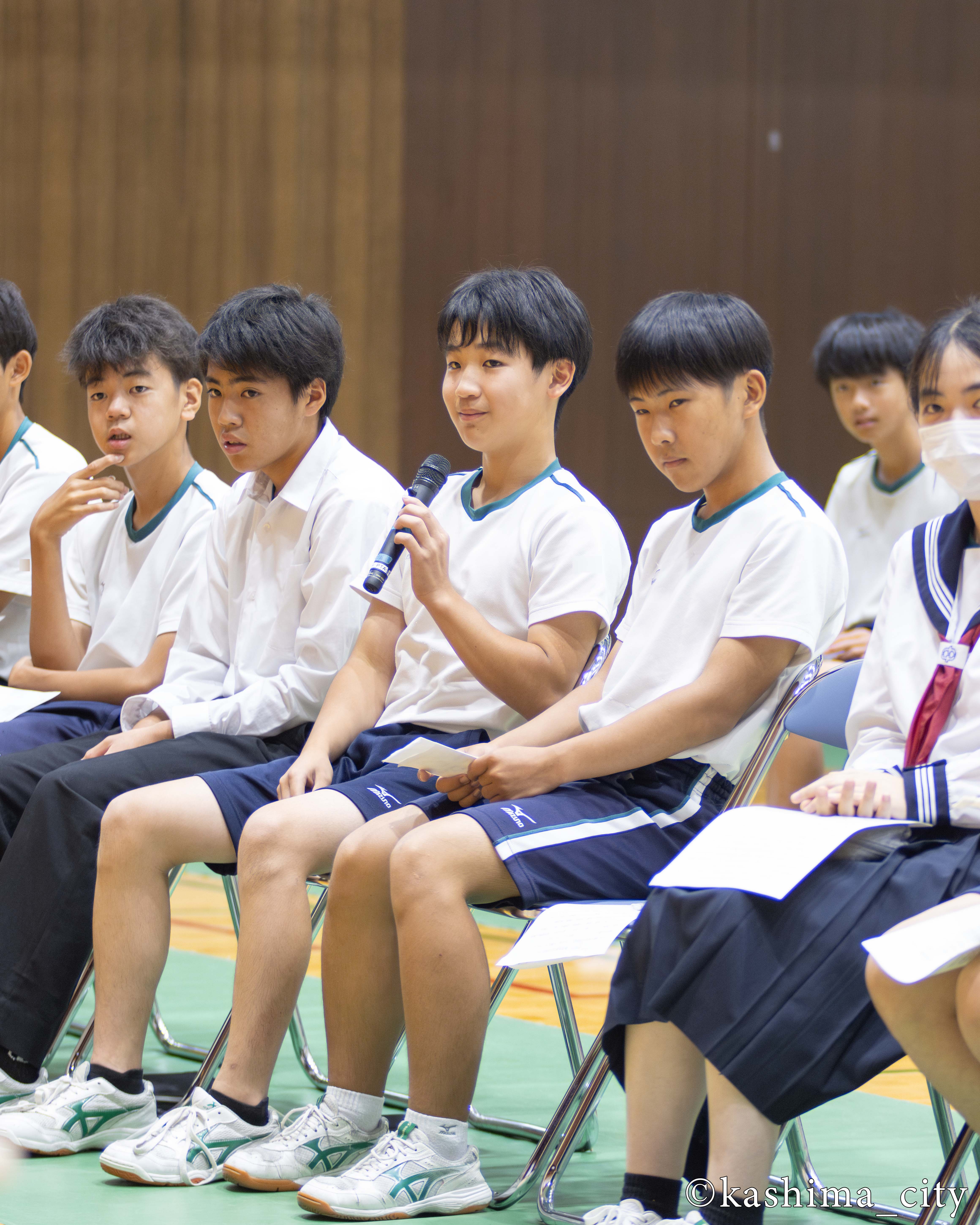 講師に質問をする男子生徒