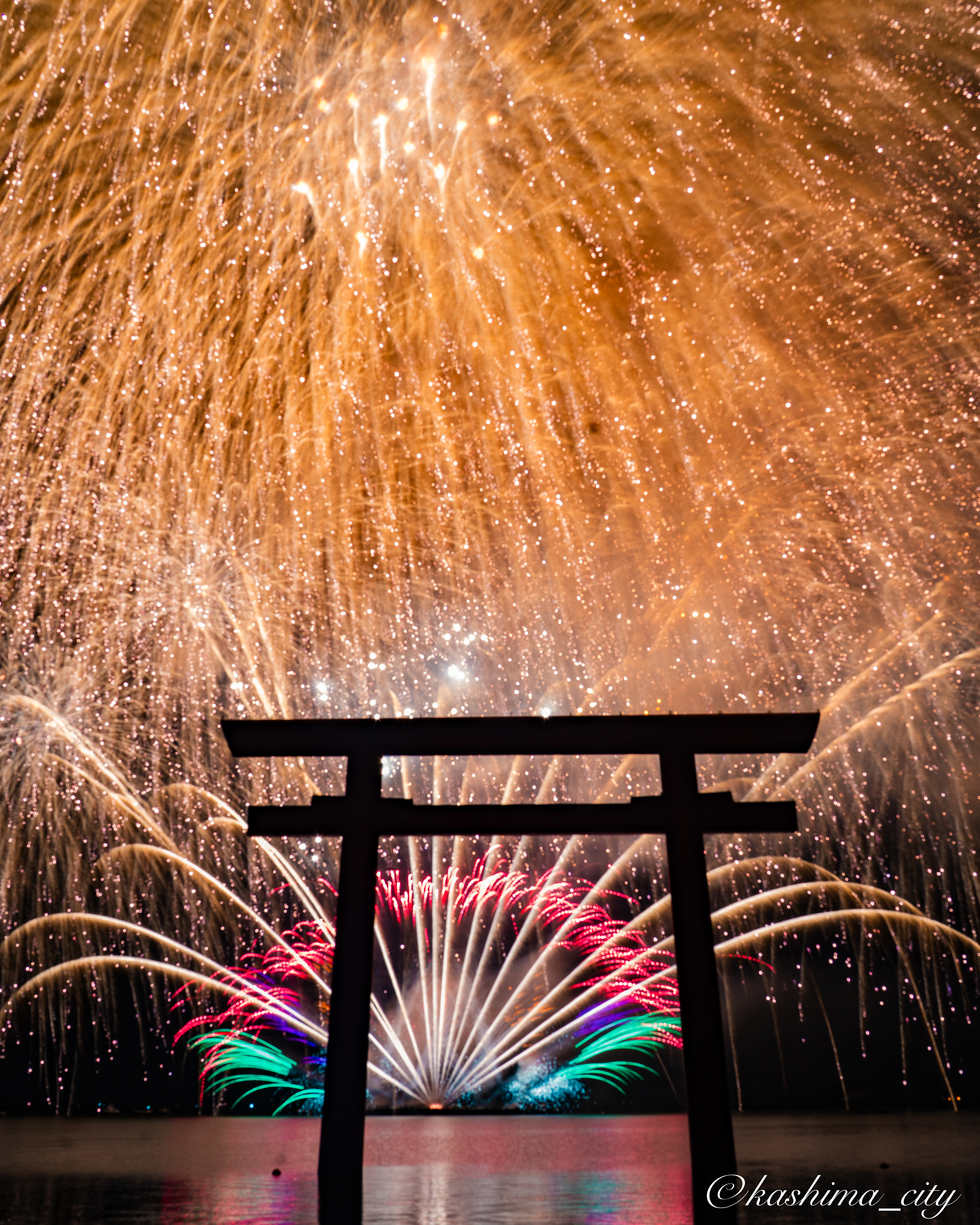 北浦の湖上に打ちあがる花火