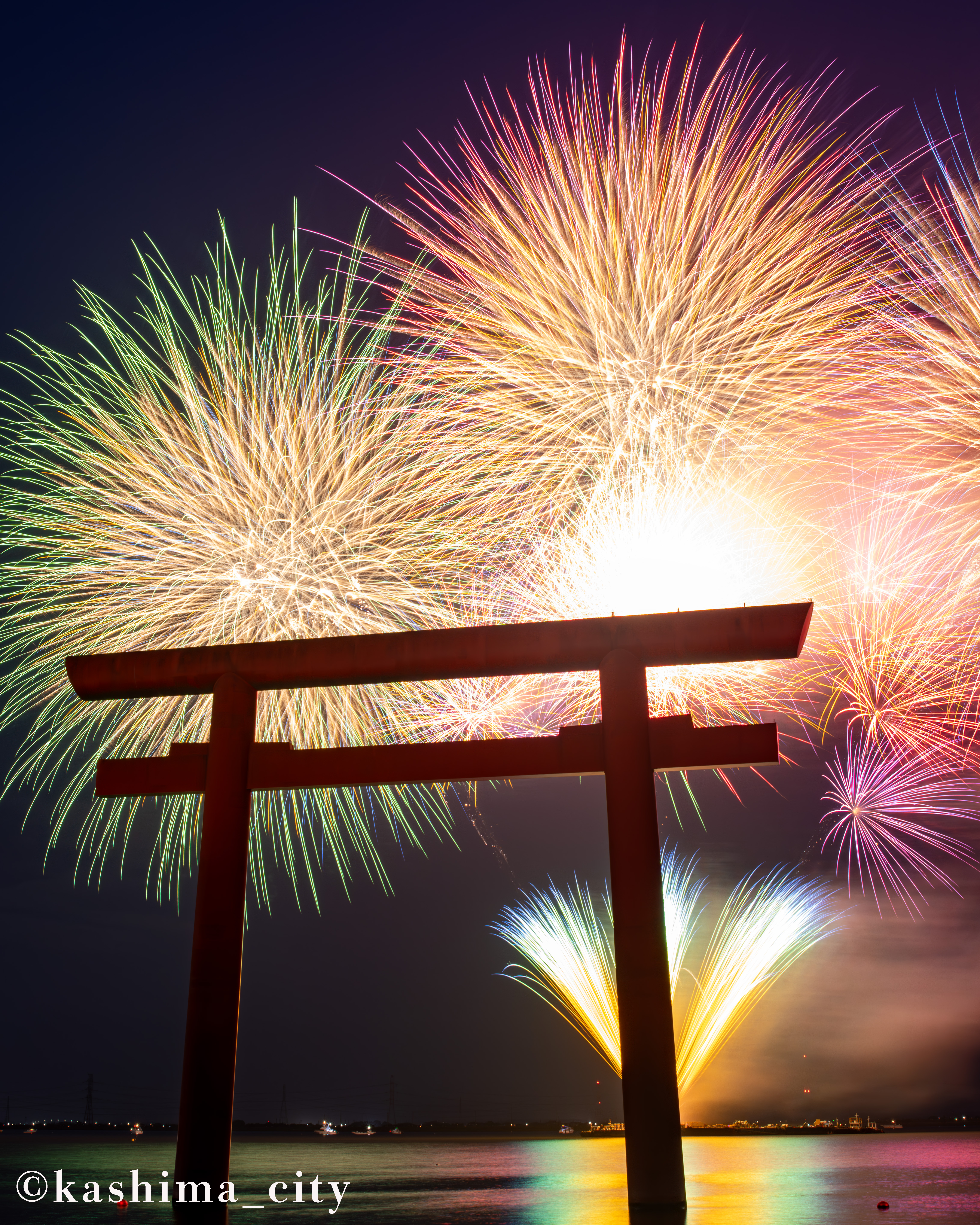 北浦の湖上に打ちあがる花火