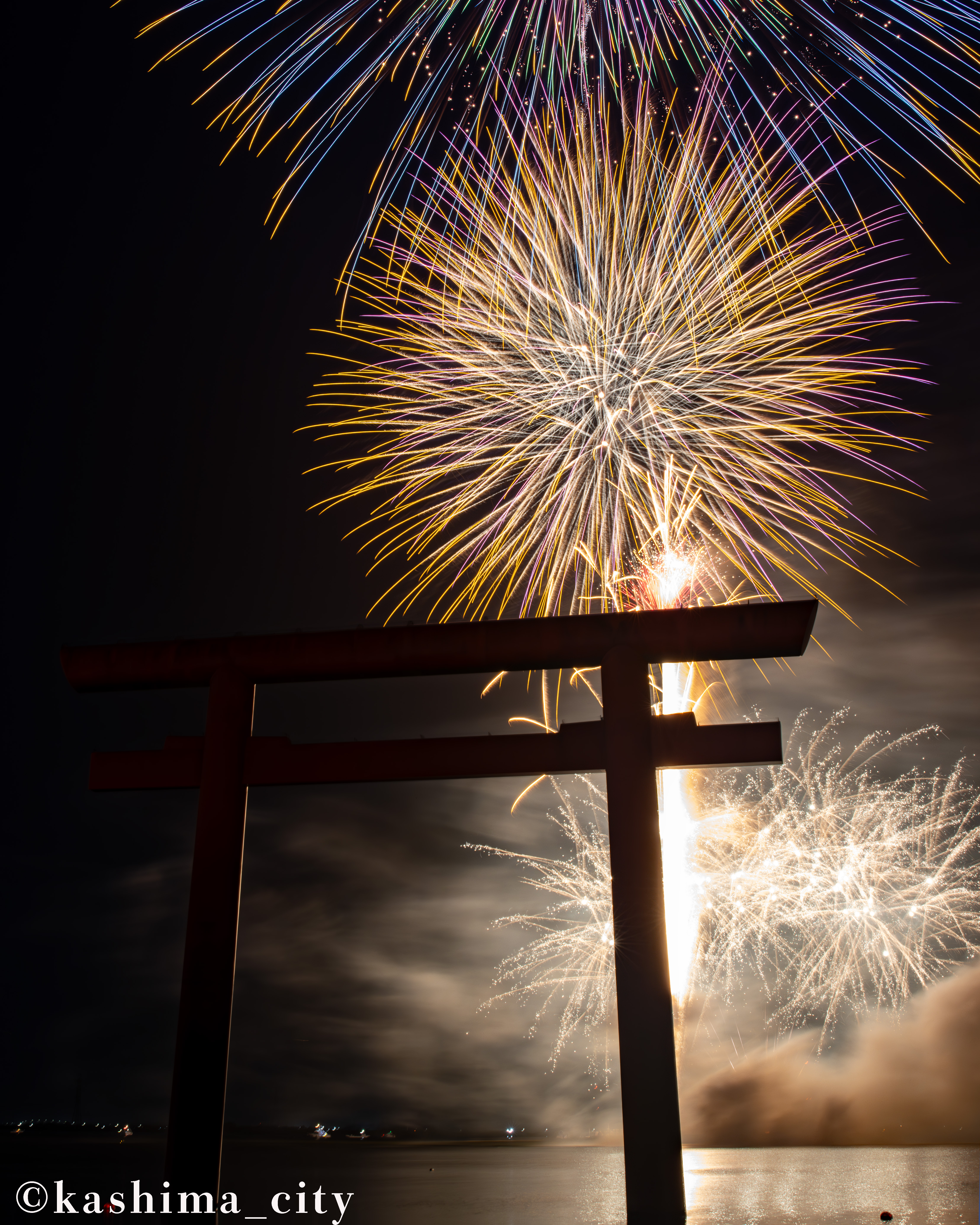 北浦の湖上に打ちあがる花火