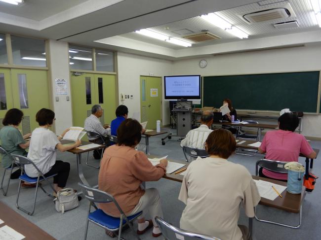 講座を聞いている参加者の写真