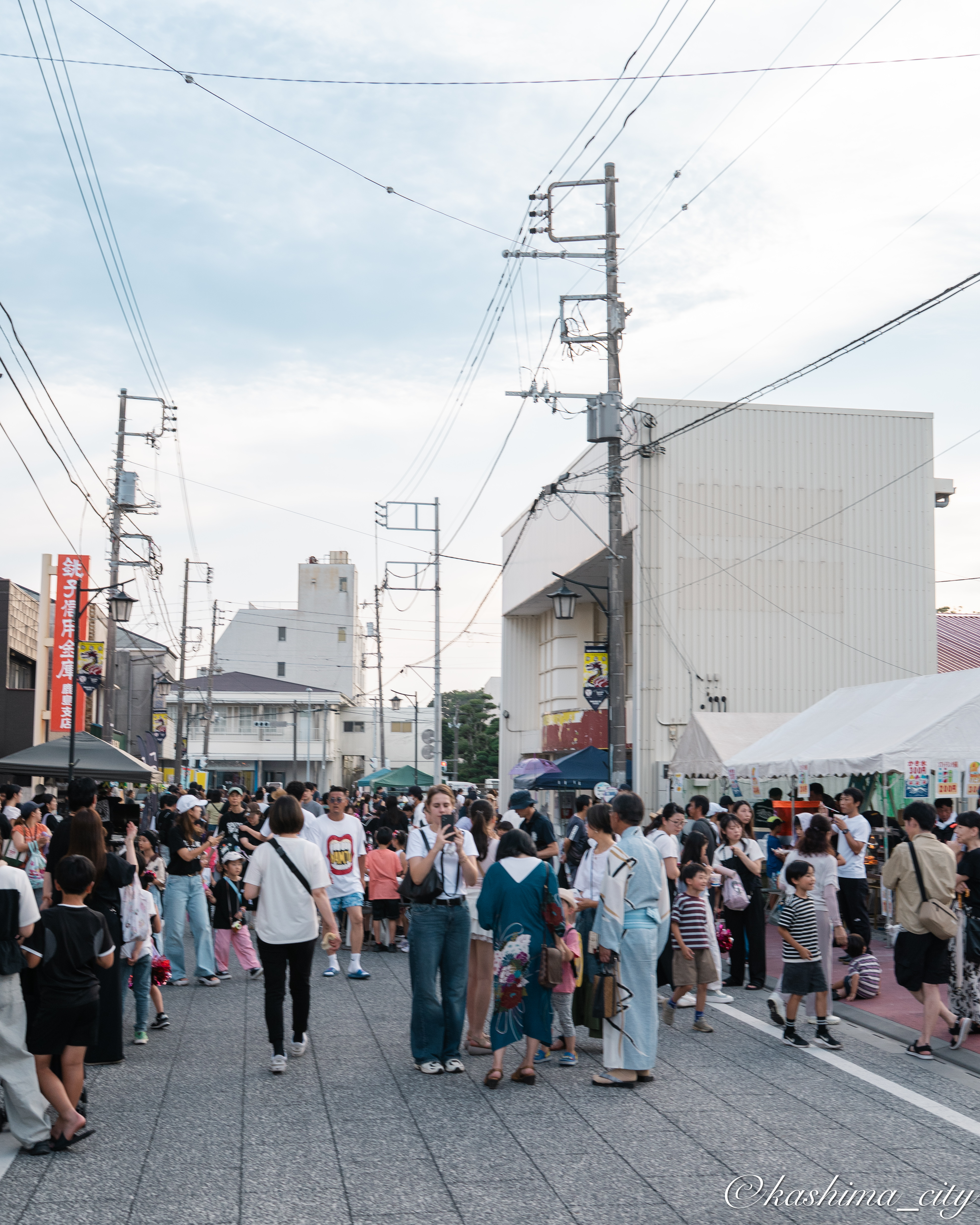 大勢の人で賑わう仲町商店会歩行者天国