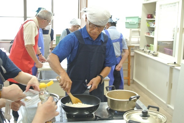 もち米をまず油でいためています