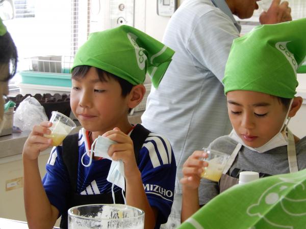 試飲の様子