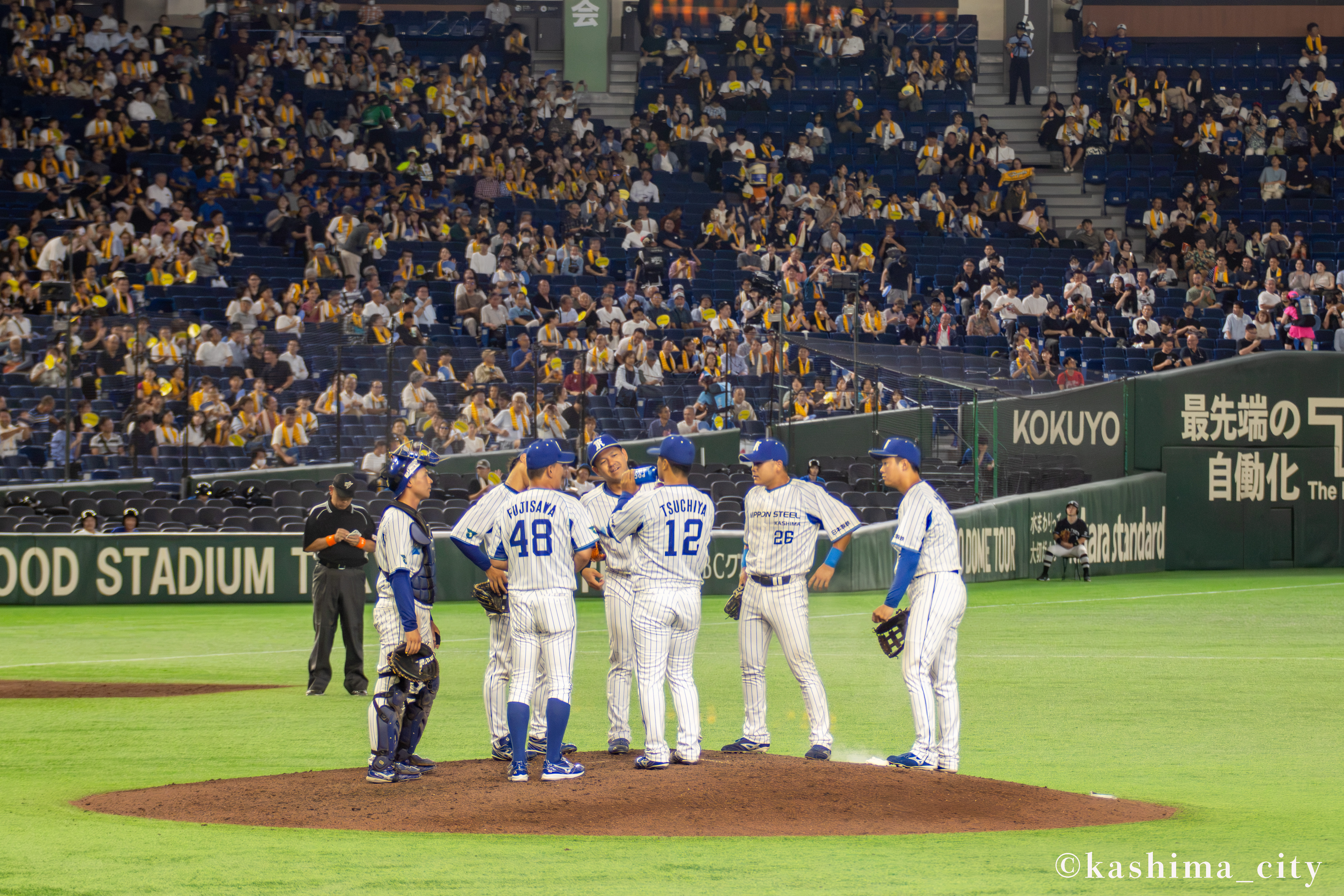 マウンドに集まる選手たち
