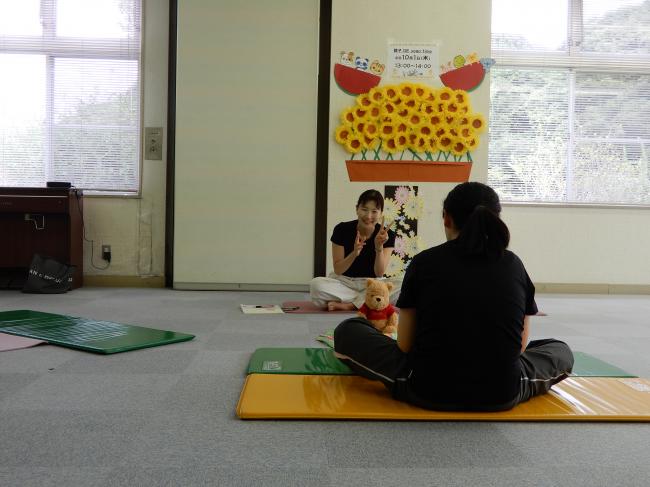 参加者のお子さんと手遊びをしている写真