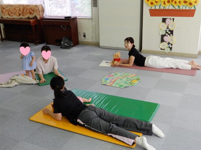 ヨガポーズをしている写真