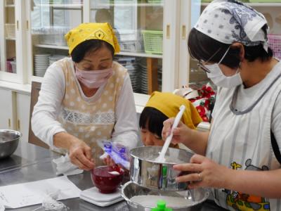 小麦粉をふるいにかけてます