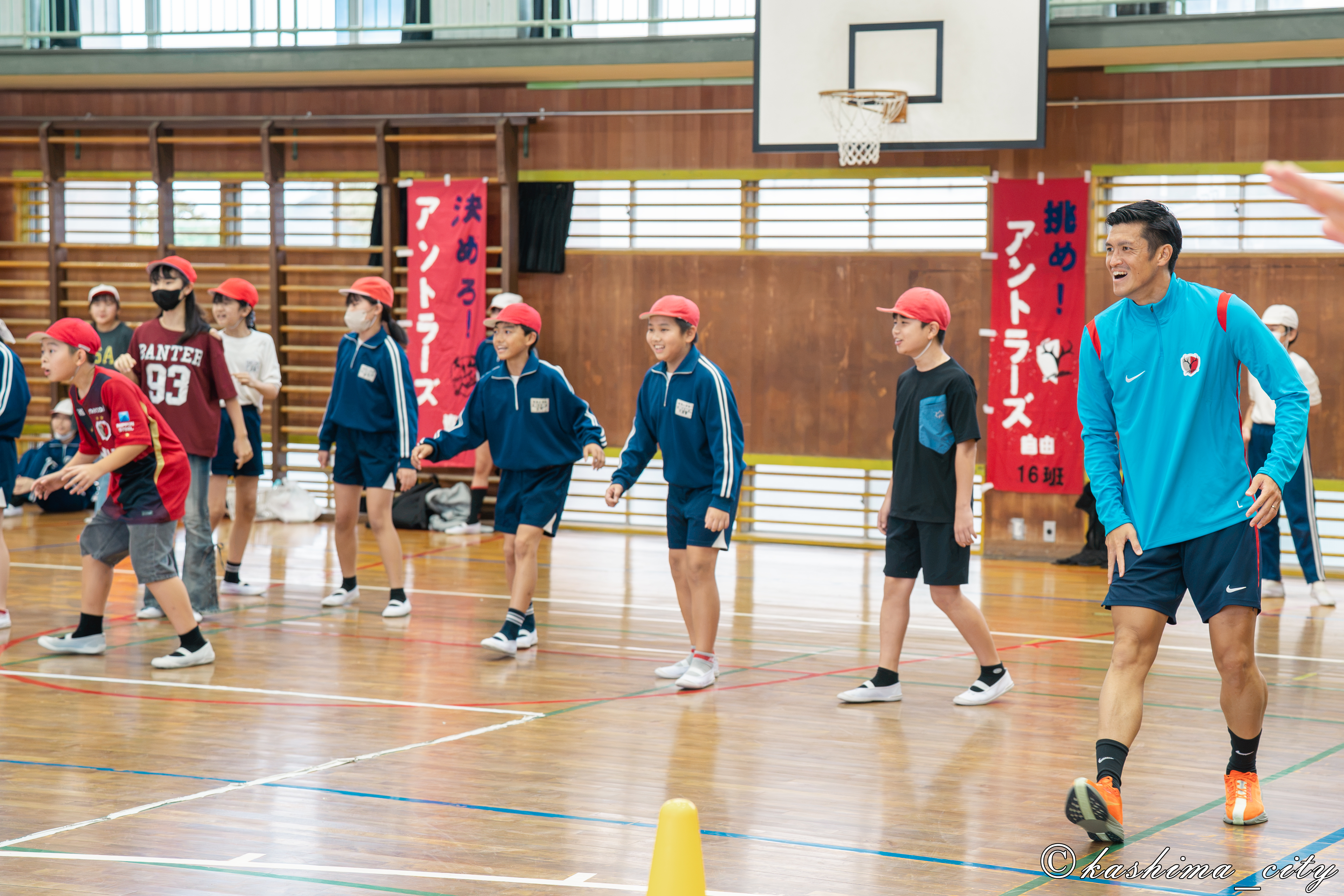 児童たちとドッチボールを行う植田選手