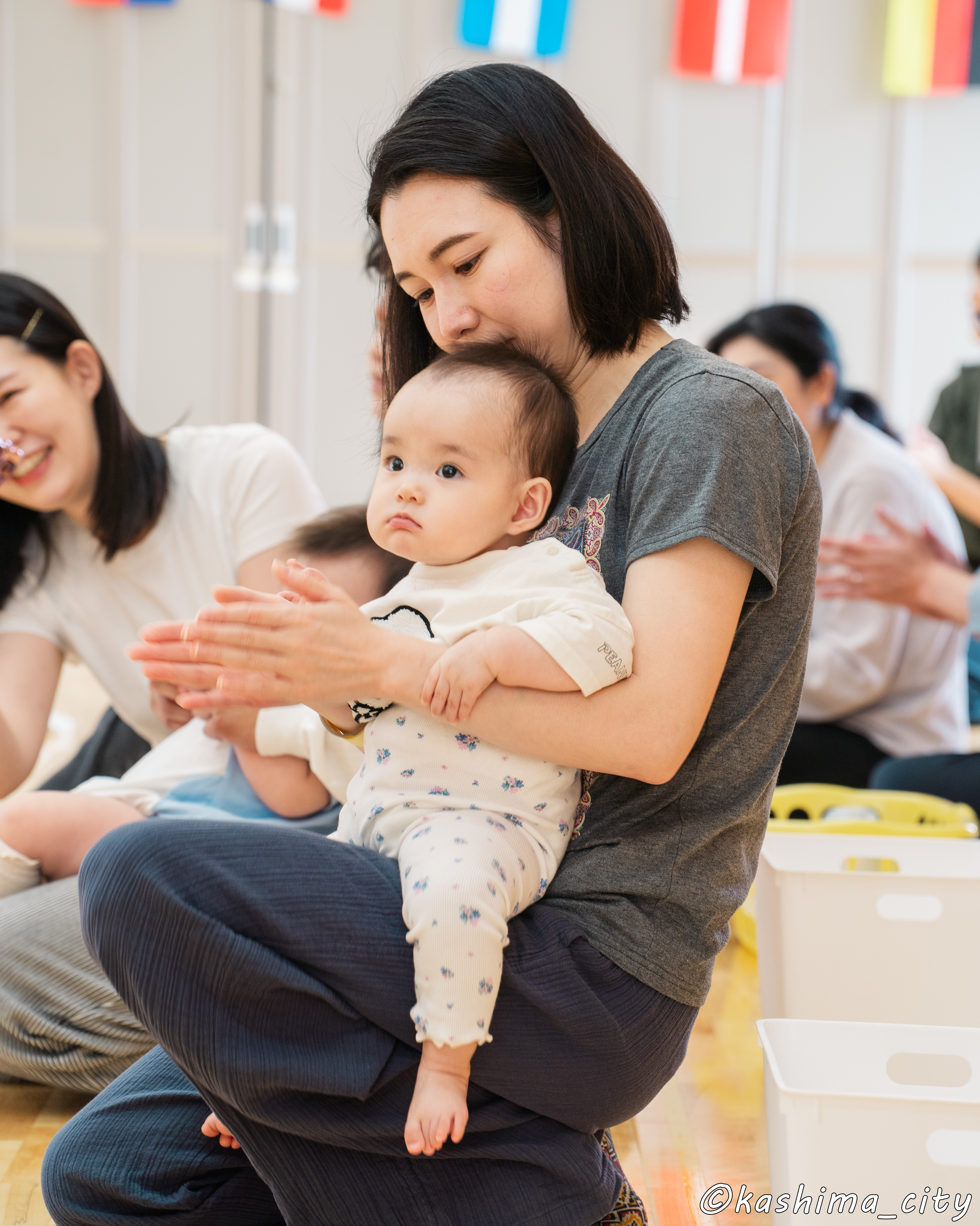親子で体操を楽しむ様子