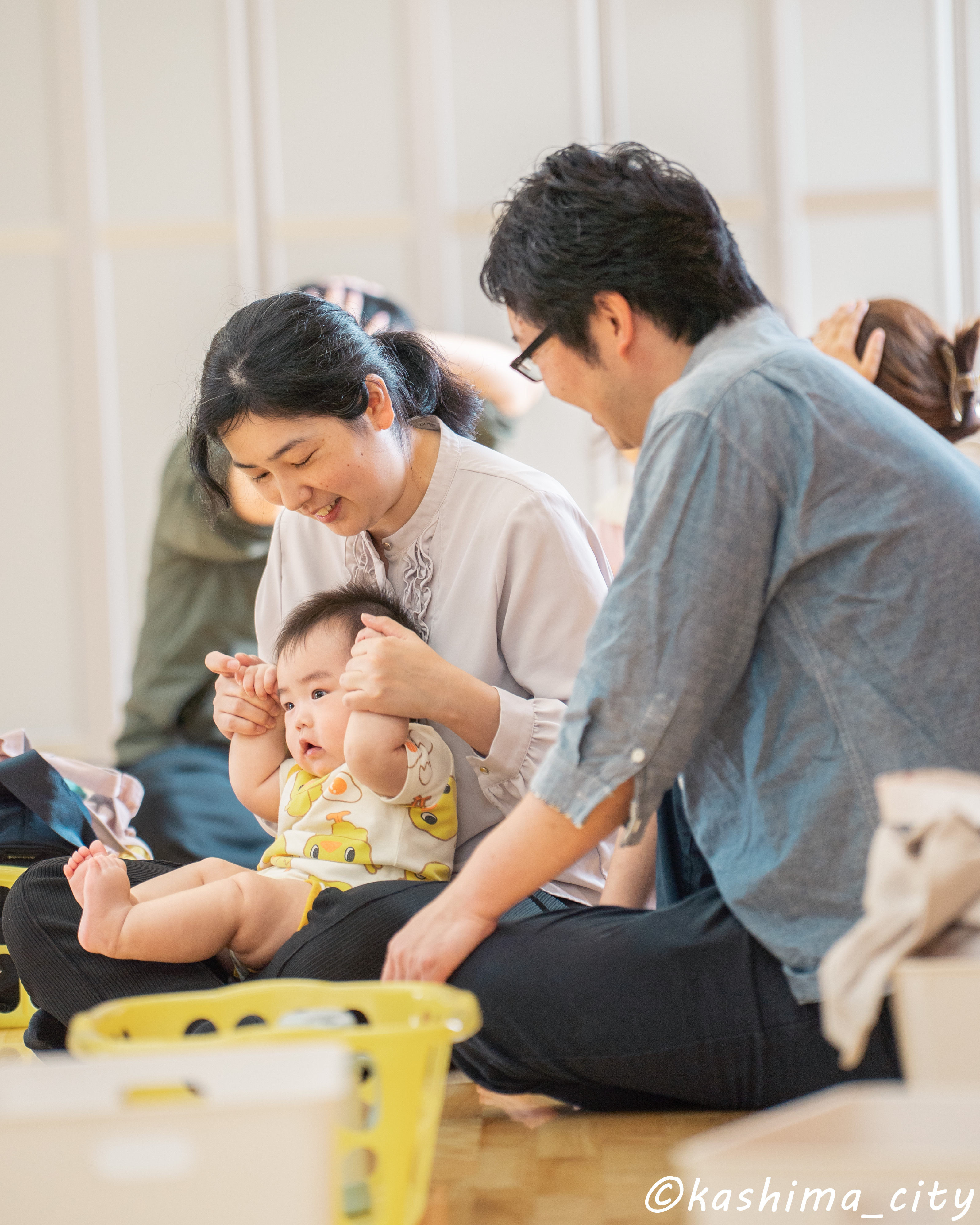 親子で体操を楽しむ様子