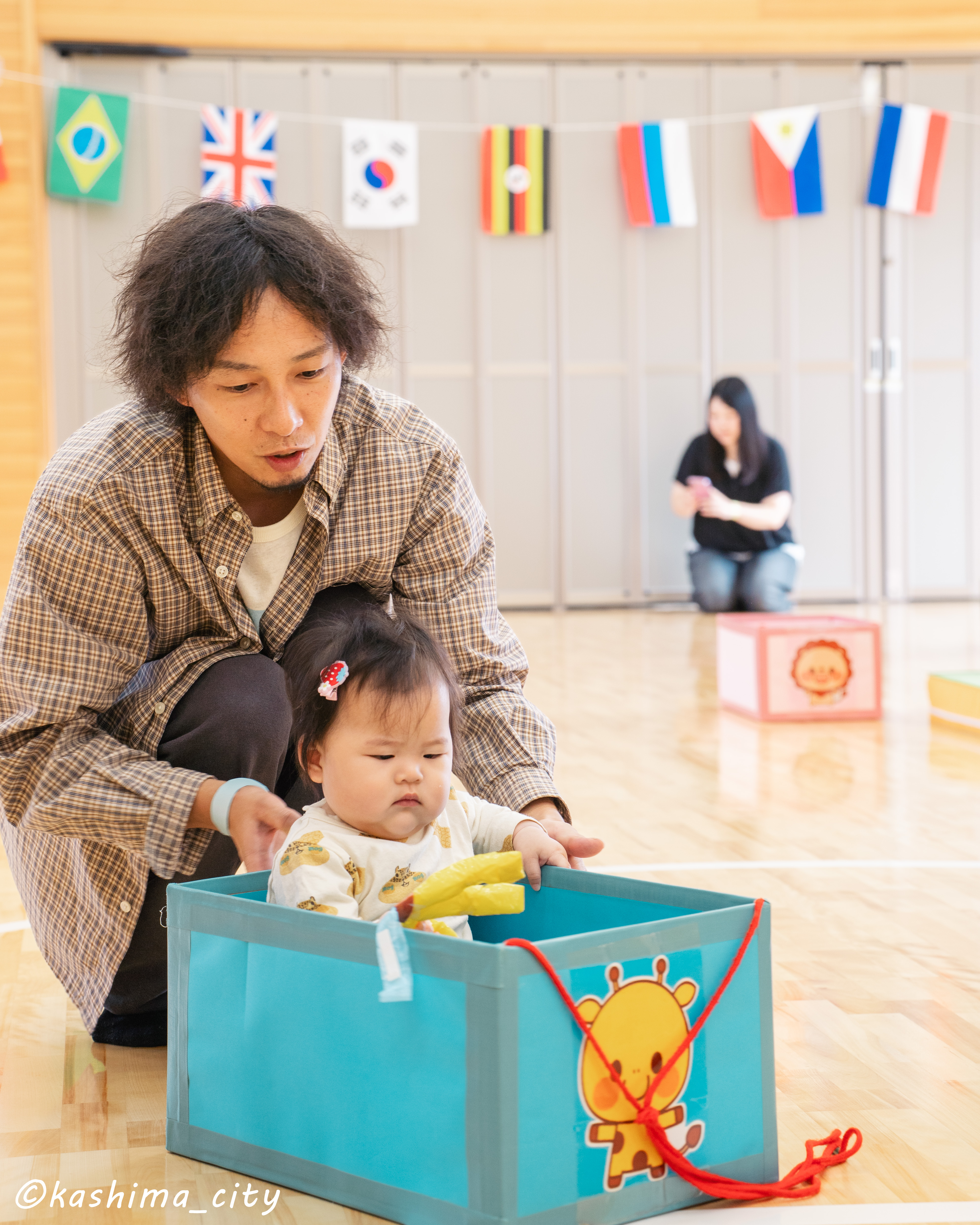 ボックスに入ってお父さんに運んでもらうお子さん