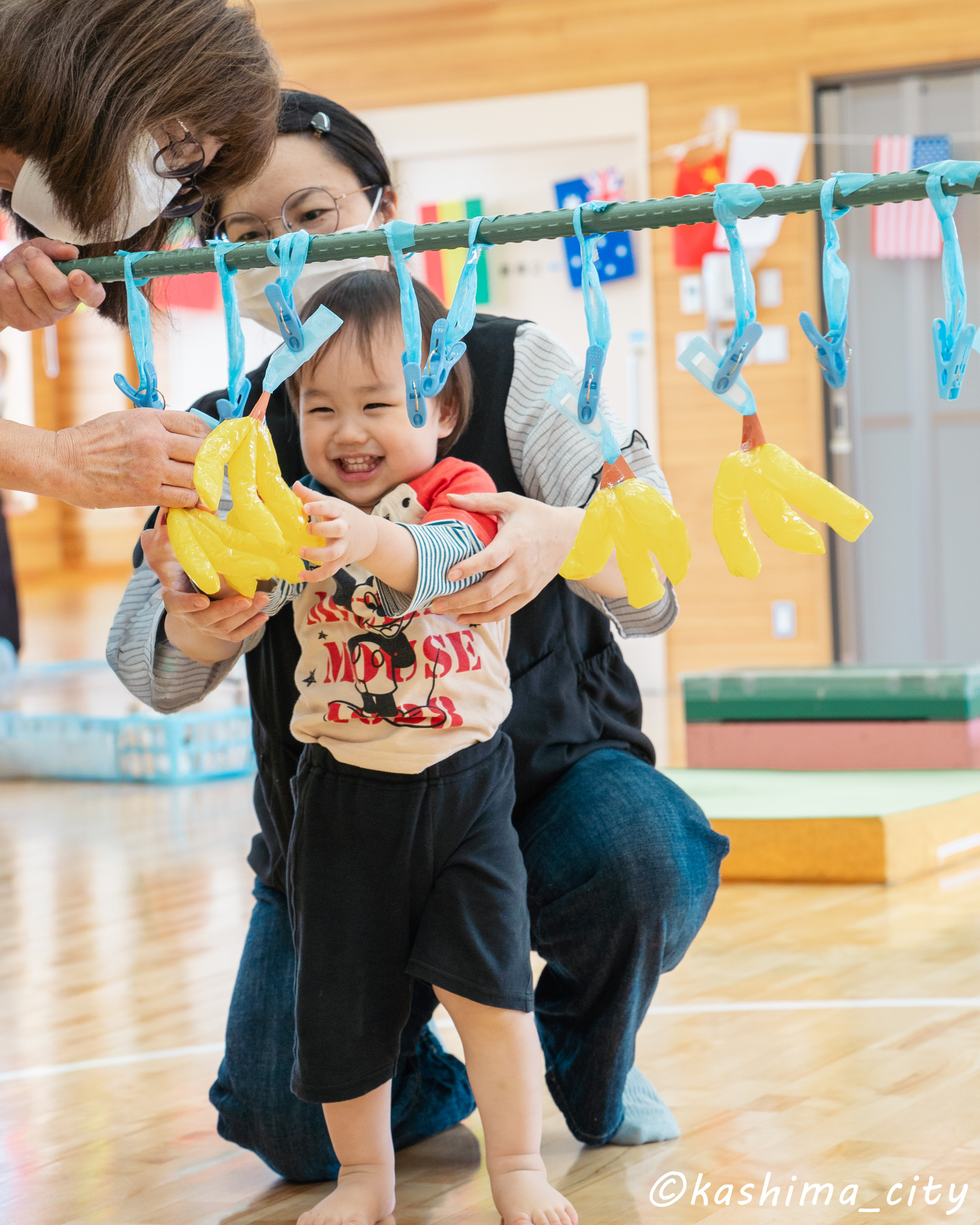 運動会ごっこを楽しむ親子