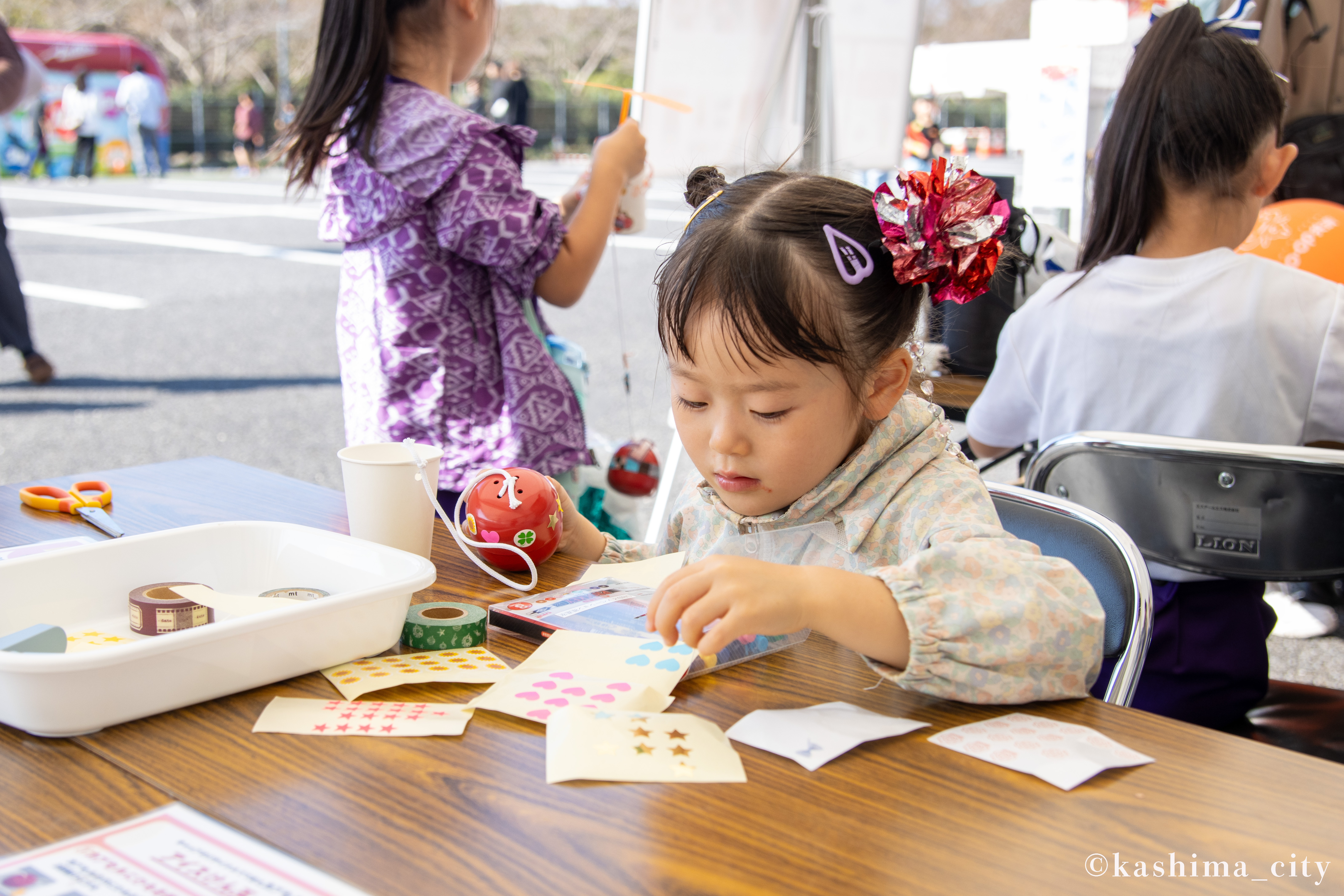 環境学習ワークショップに取り組むお子さん